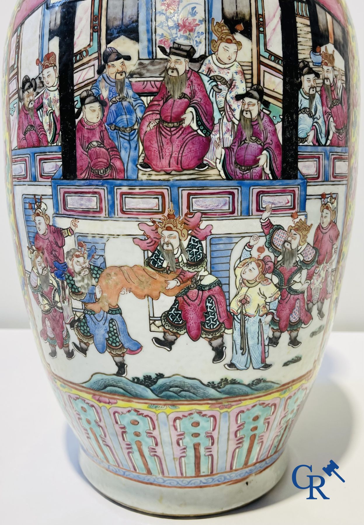 Art asiatique : Une paire de vases chinoise famille rose sur fond jaune avec des scènes de cour. XIXe siècle.