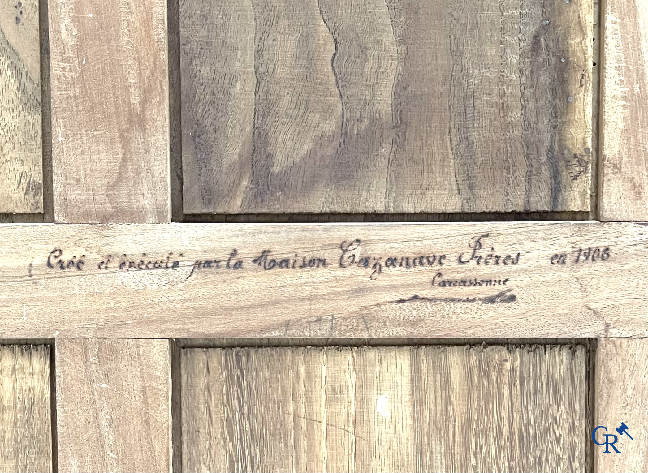 Cazanave Frères à Carcassonne. Een rijkelijk en fijn gesculpteerd meubel in LXVI-stijl met medaillon.