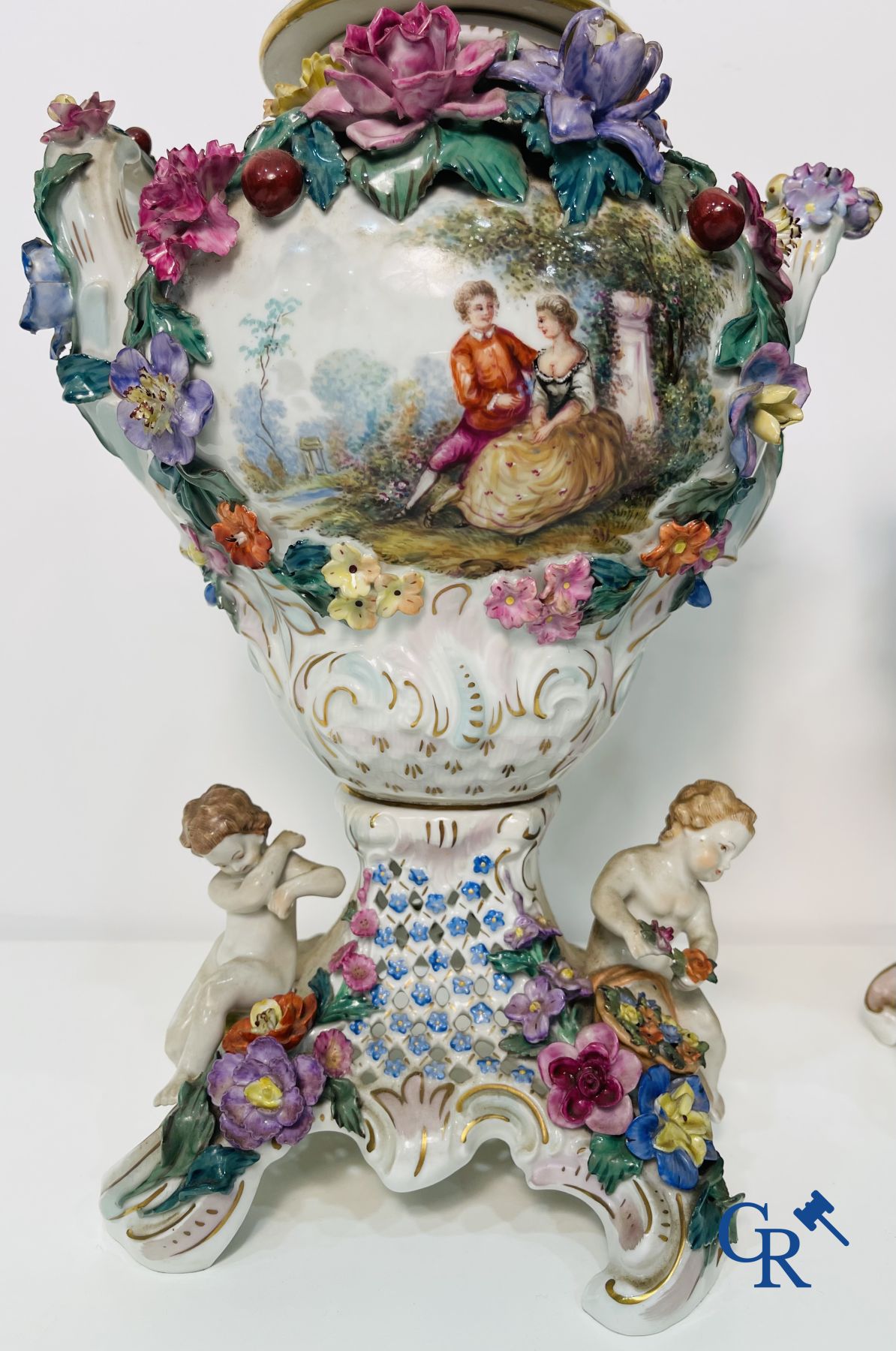 Dresde : Une paire de vases à couvercle en porcelaine ajourée.