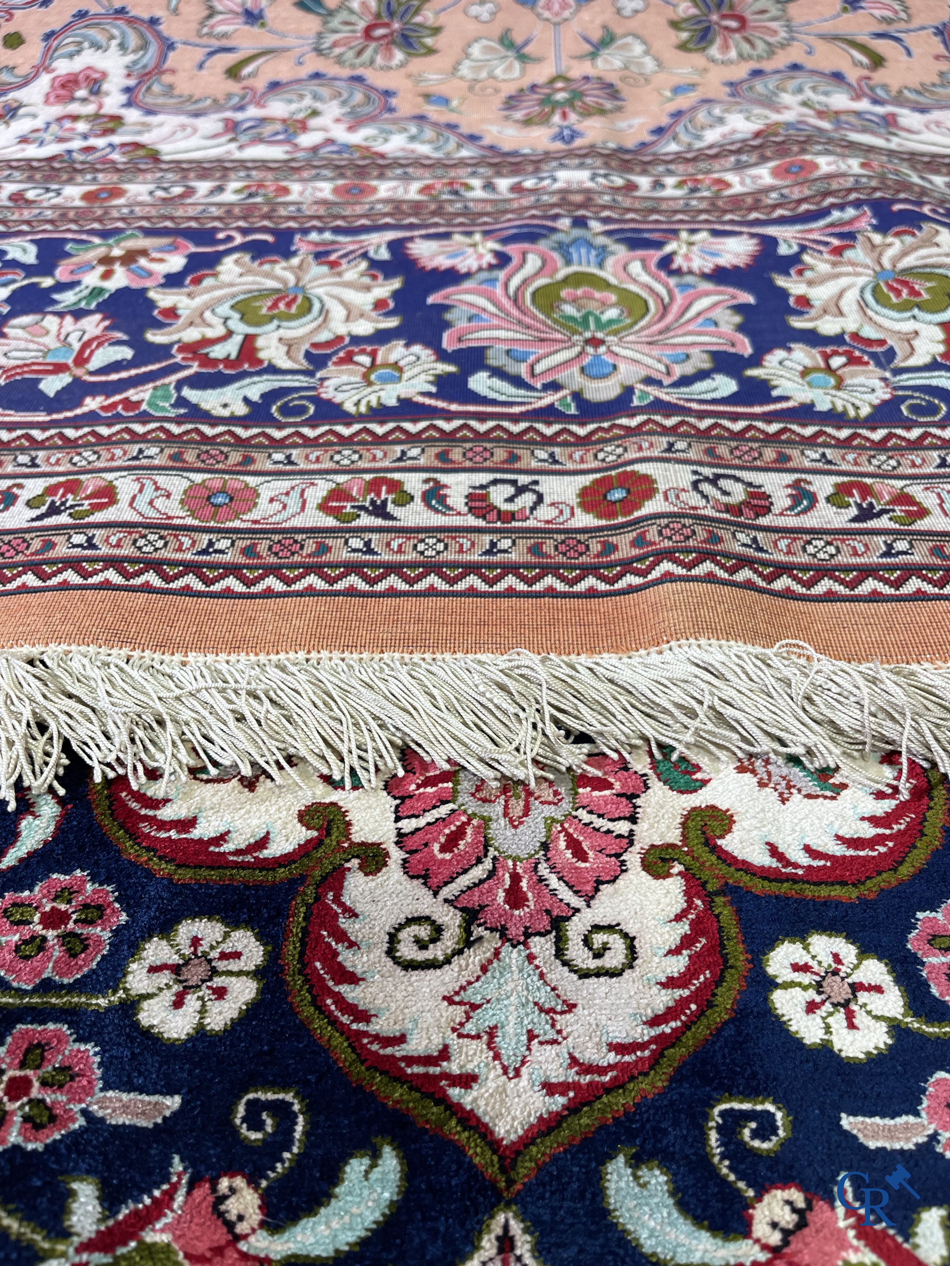 Tapis d'Orient: Ghoum, Iran. Exceptionnel tapis noué à la main en soie.