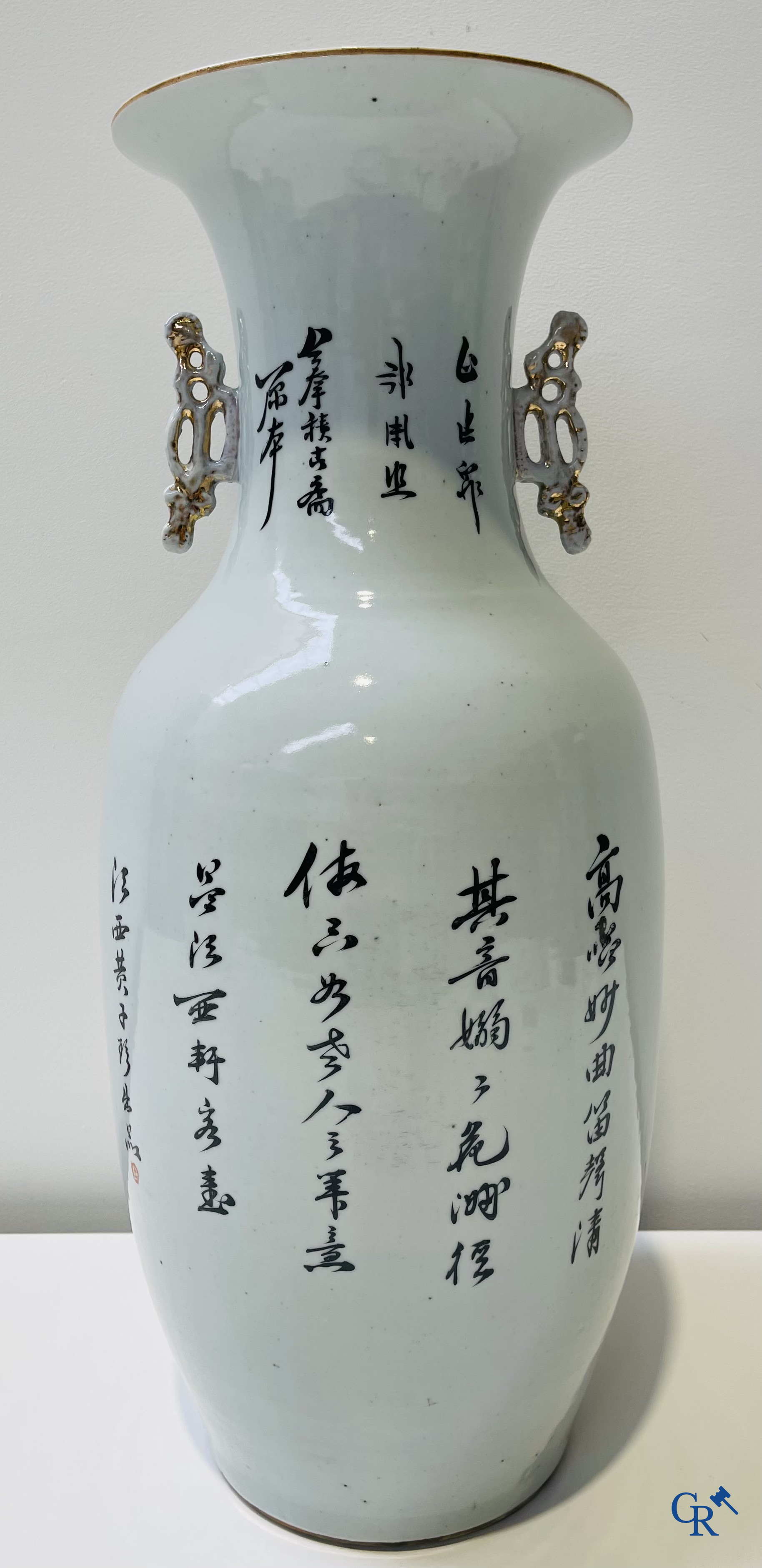 Art Asiatique: Porcelaine chinoise, vase Chinois représentant une dame et des enfants jouant autour d'un aquarium.