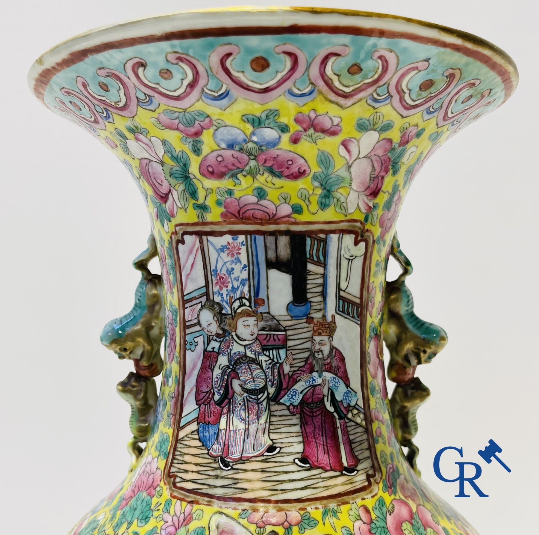 Art asiatique : Une paire de vases chinoise famille rose sur fond jaune avec des scènes de cour. XIXe siècle.