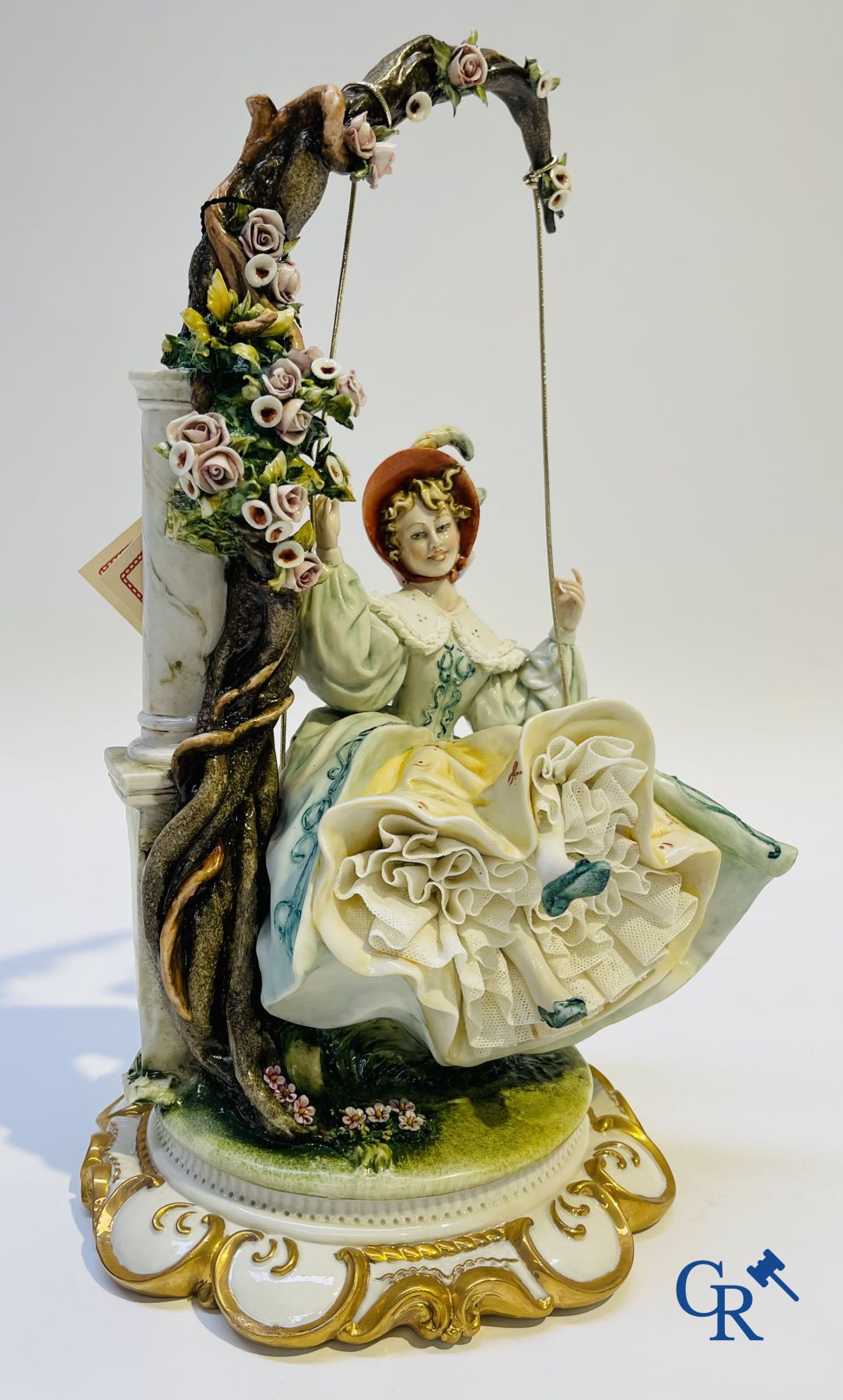 Porcelaine: Capodimonte: 2 groupes en porcelaine italienne avec dentelle.