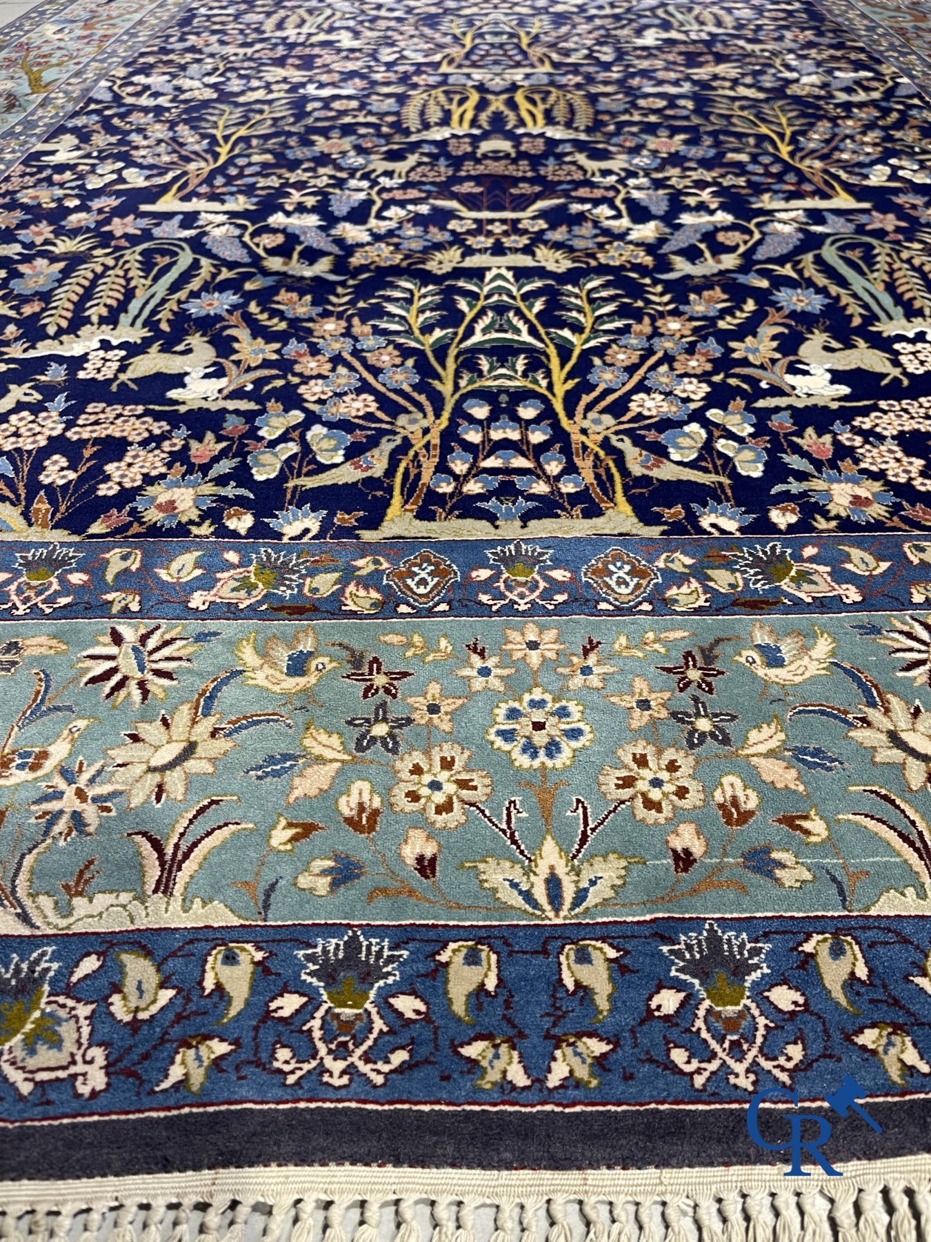 Tapis: Iran. Ispahan, tapis persan noué à la main avec un décor d'animaux, d'oiseaux, de plantes et de fleurs.