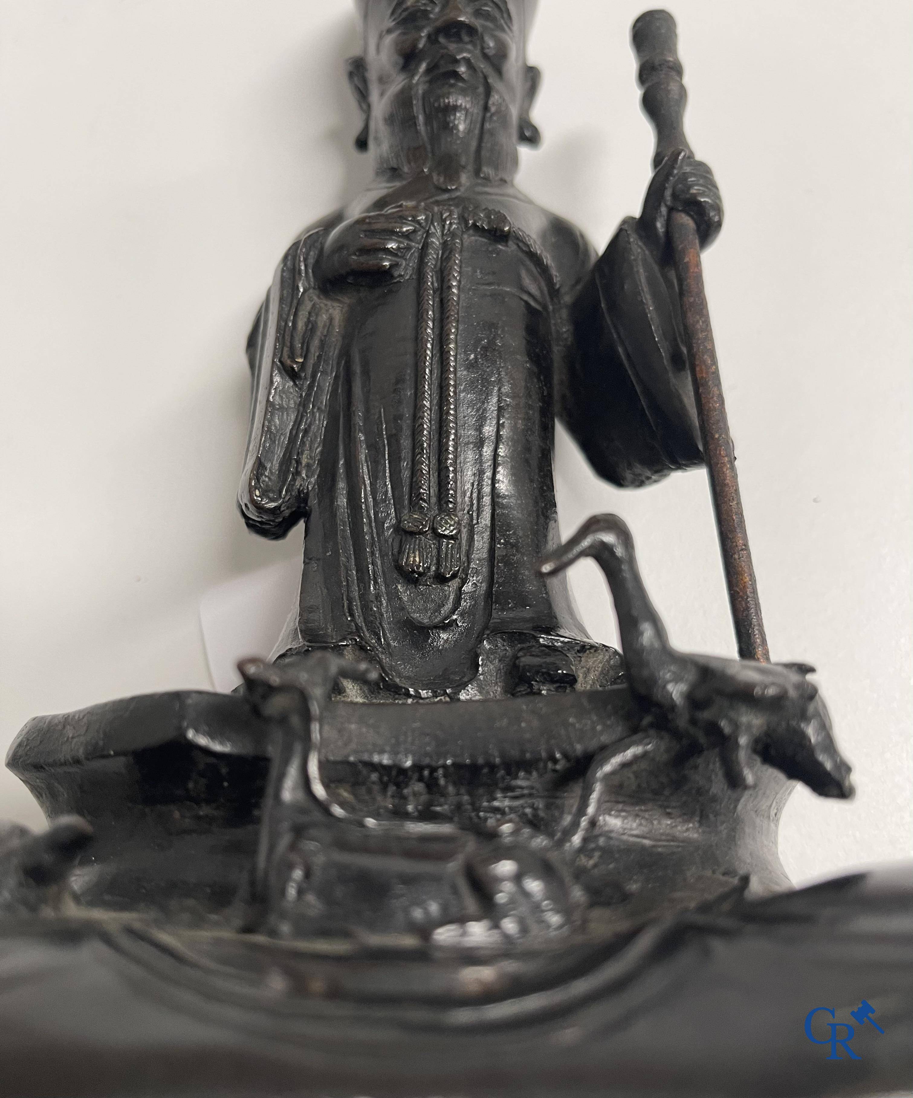 Aziatica, een Chinese bronzen figuur van een staande Shou Lao. Qing Dynastie.