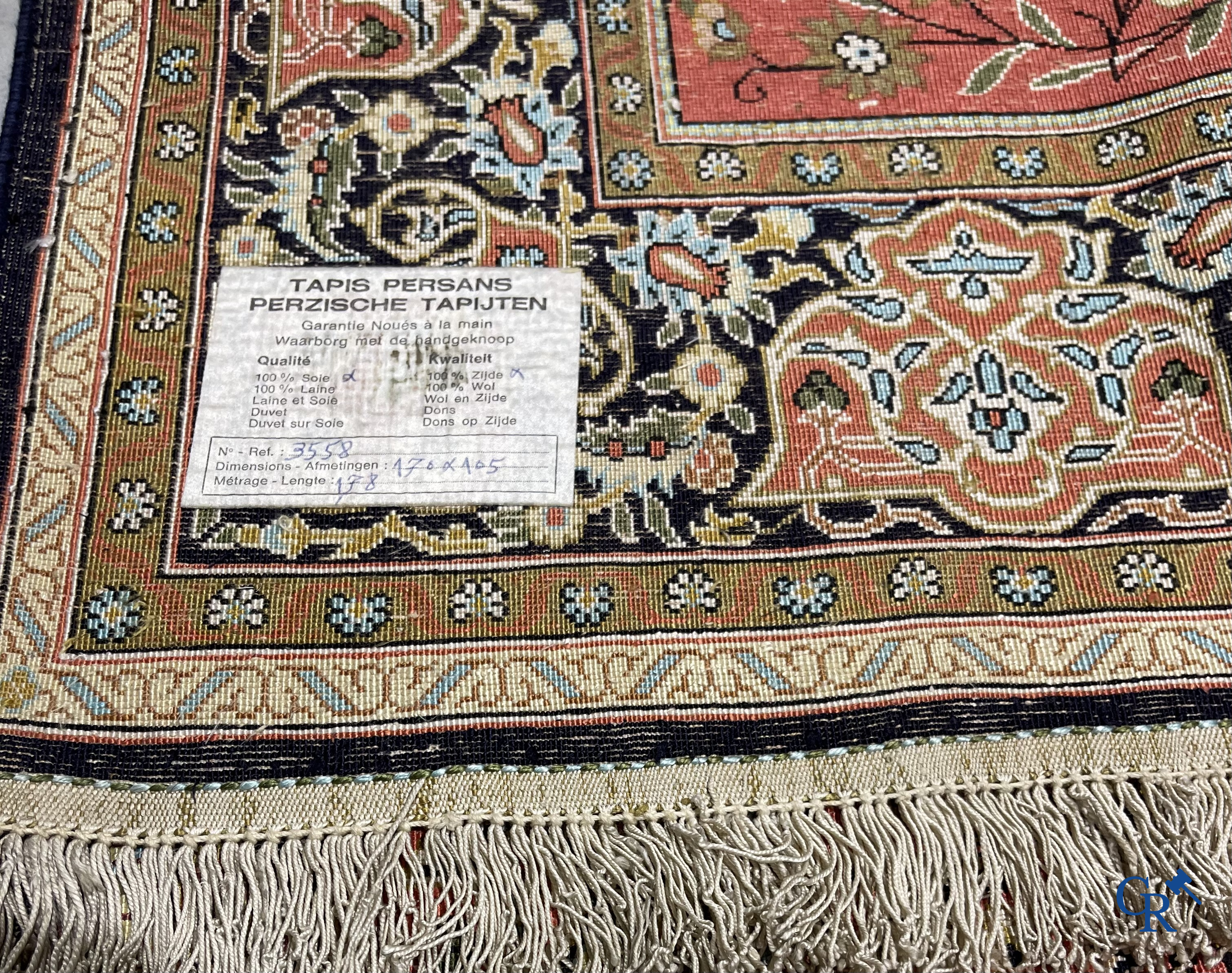 Tapis d'orient, un tapis persan en soie avec une scène de chasseurs à cheval.