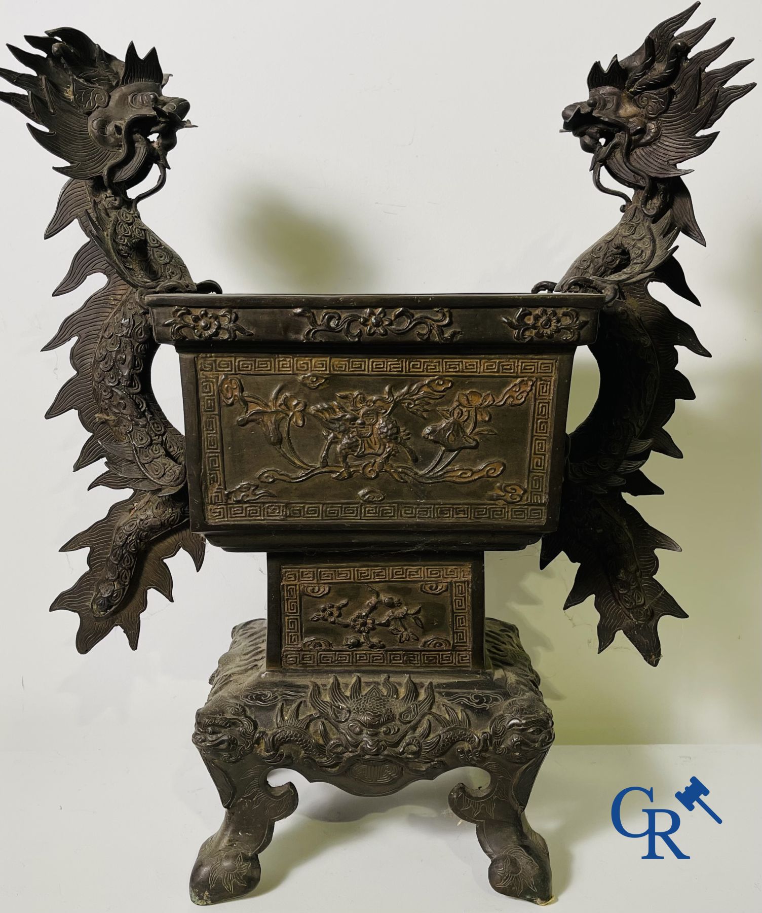 Aziatica: Een grote Chinese bronzen jardiniere.