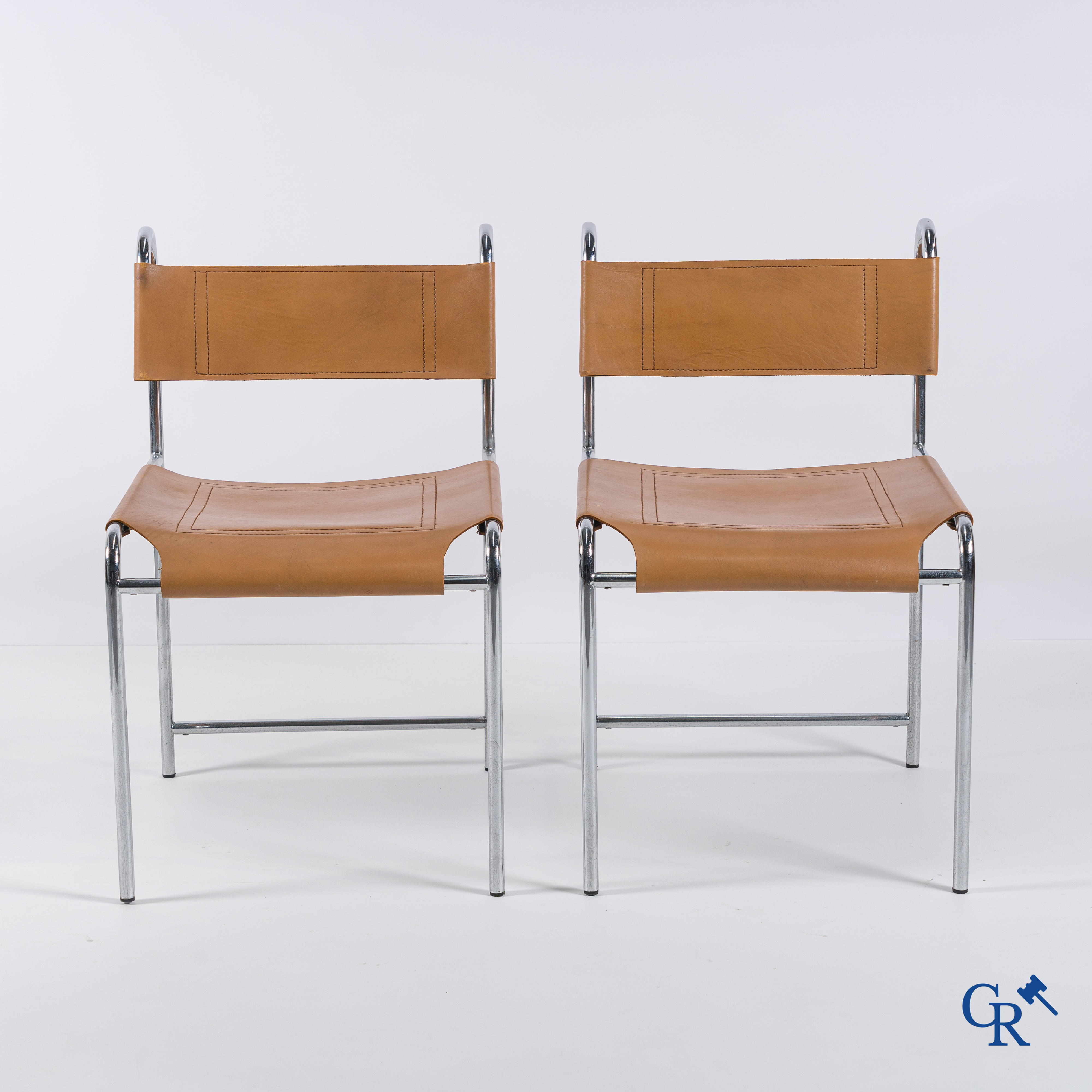 Design, 2 chaises design en métal chromé et cuir. Vers 1970.