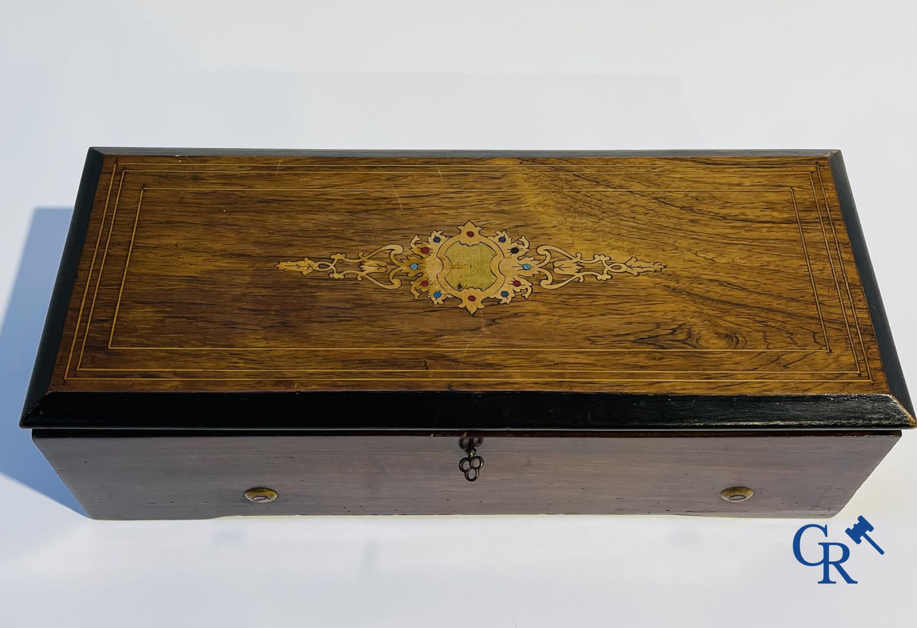 A music box in mahogany and marquetry with 6 melodies.