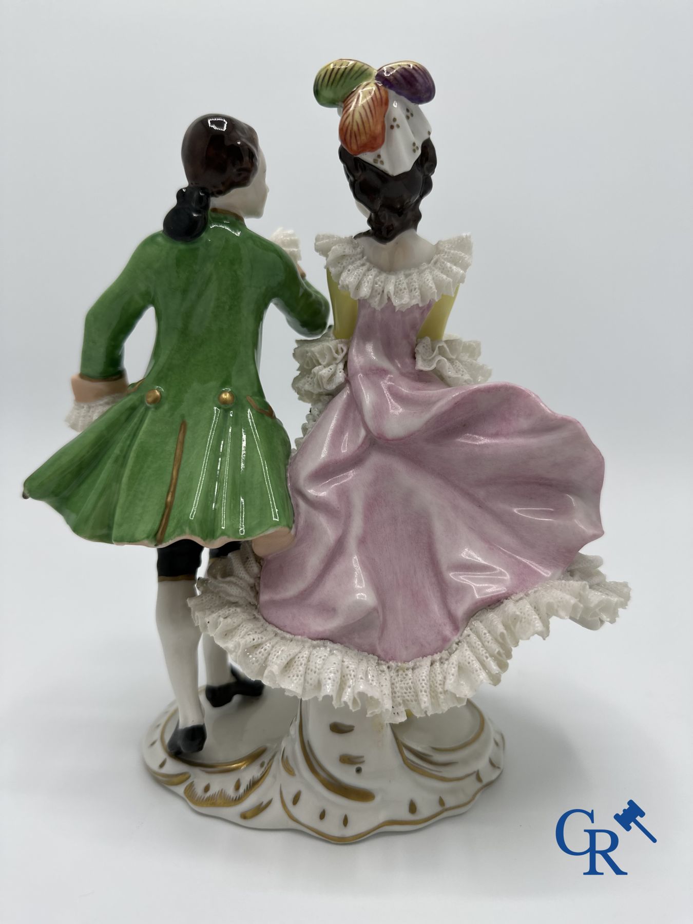 Porcelaine: Volkstedt Rudolstadt: 3 personnages romantiques en porcelaine en dentelle. (lace porcelain) Marqué.