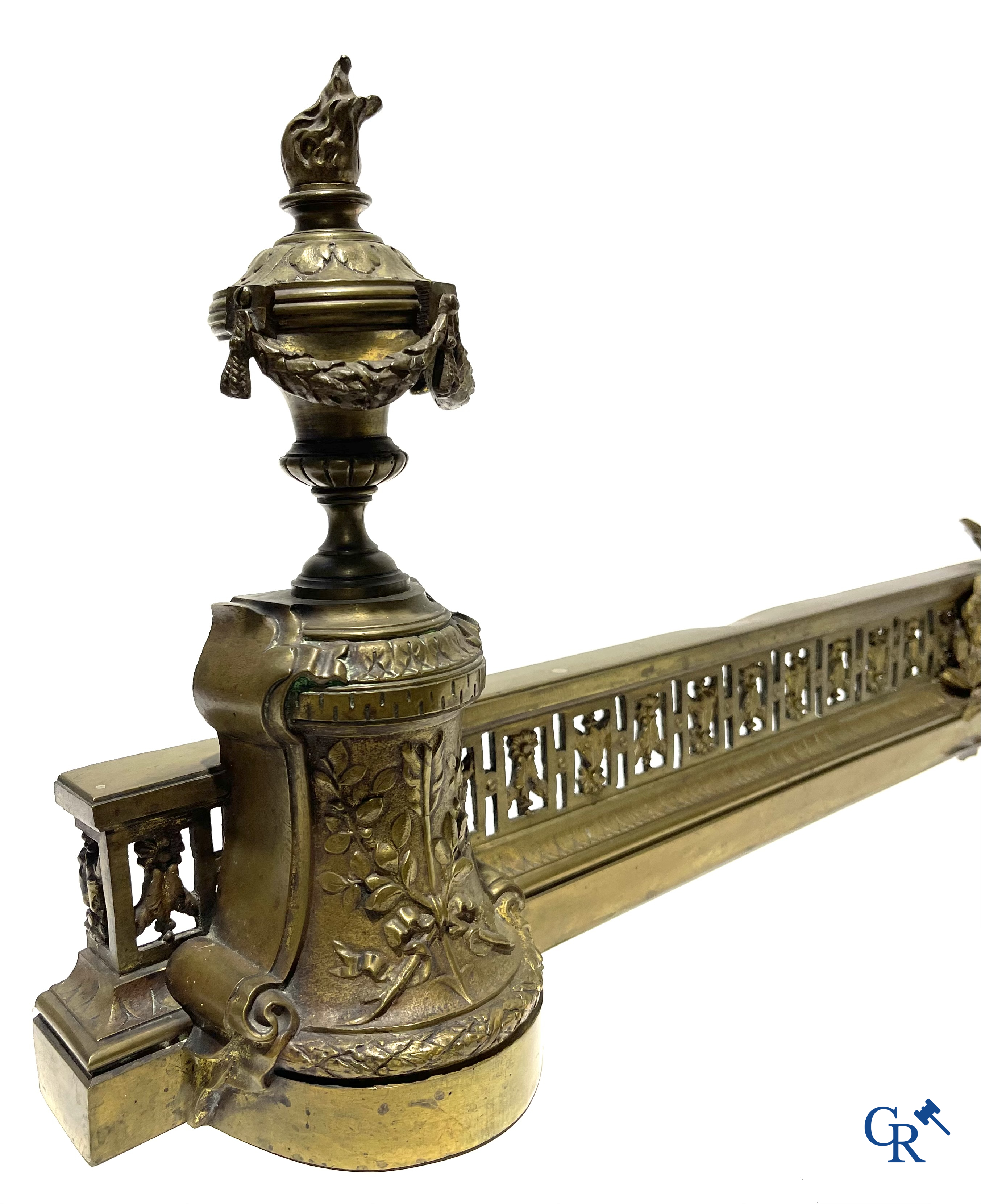 A lot of an imposing chandelier with 12 light points, a lamp belge with bronze frame and a fireplace piece.