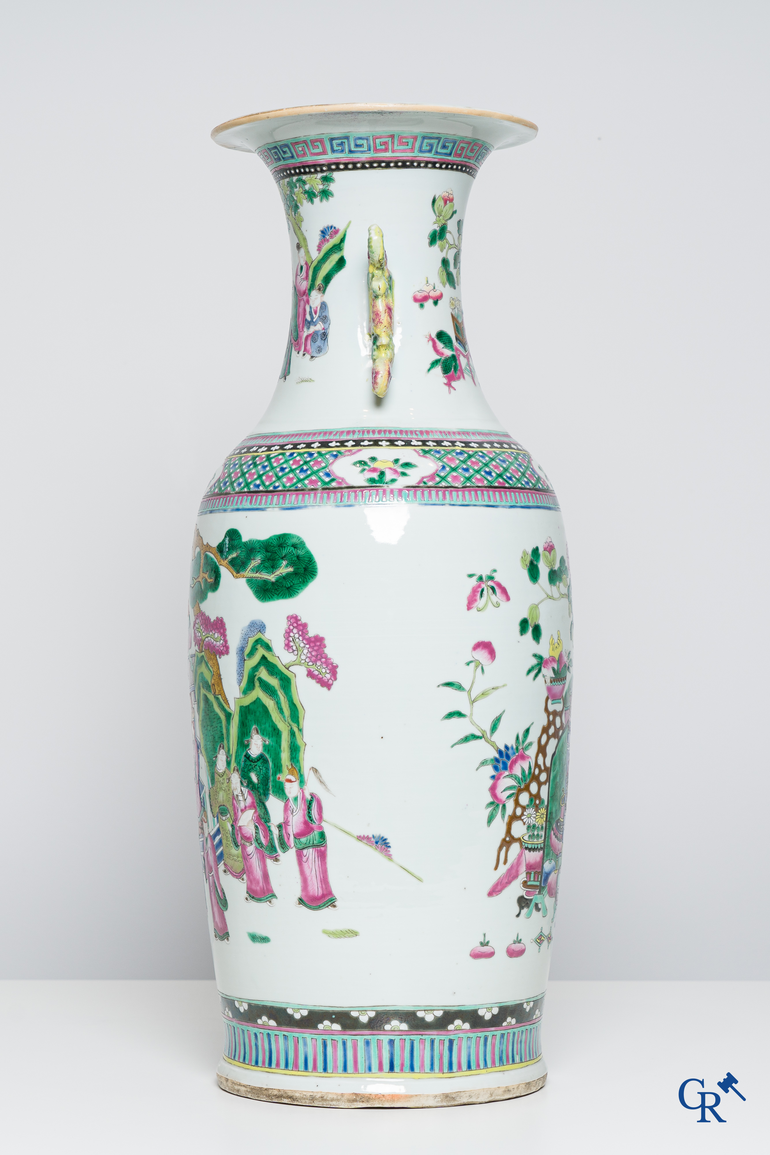 Art Asiatique: Porcelaine chinoise, un vase famille rose avec des personnages et un décor d'antiquités. 19ème siècle.