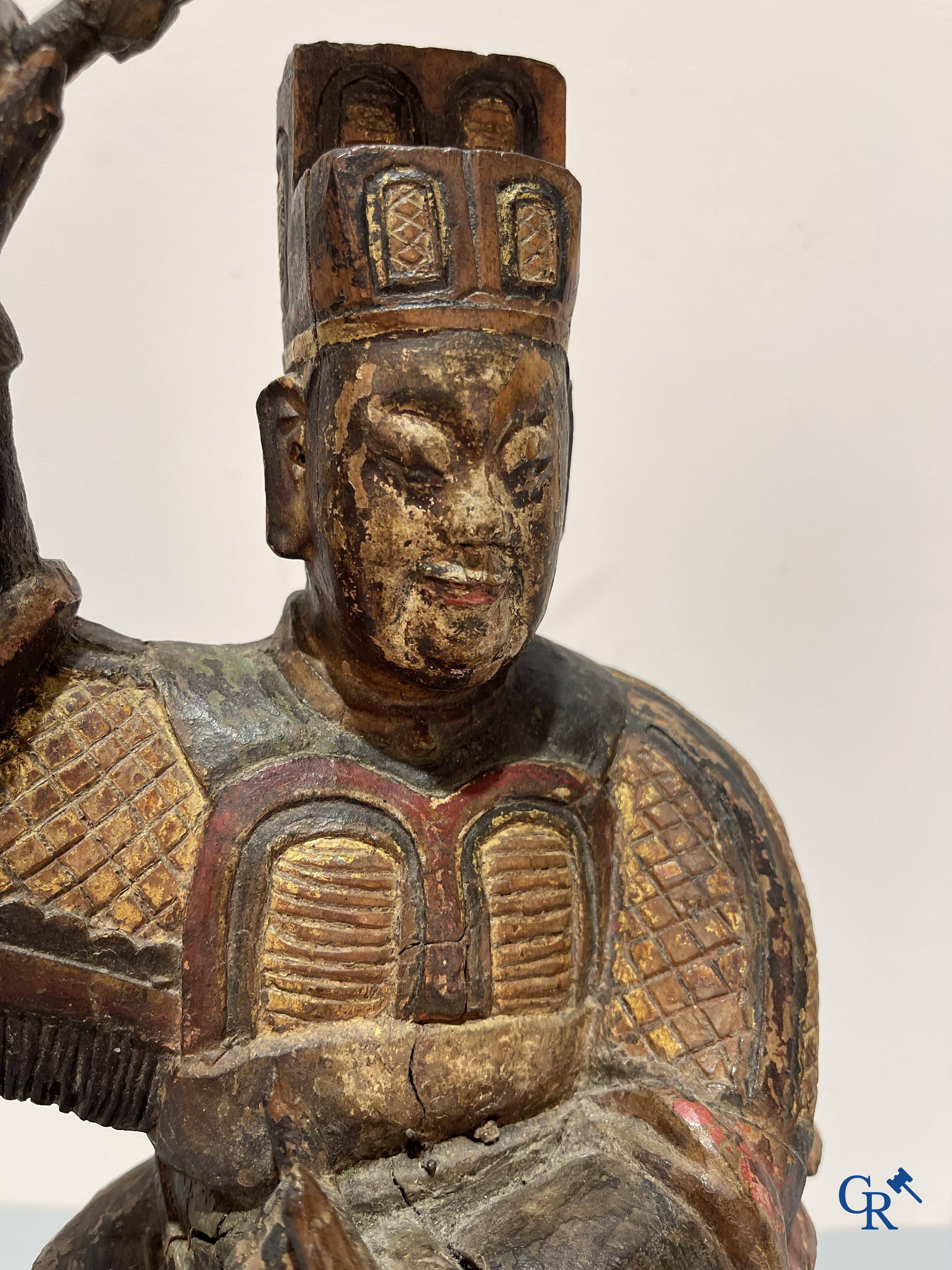 Aziatica, Een antieke Chinese houtgesculpteerde en polychrome voorstelling van een krijger.