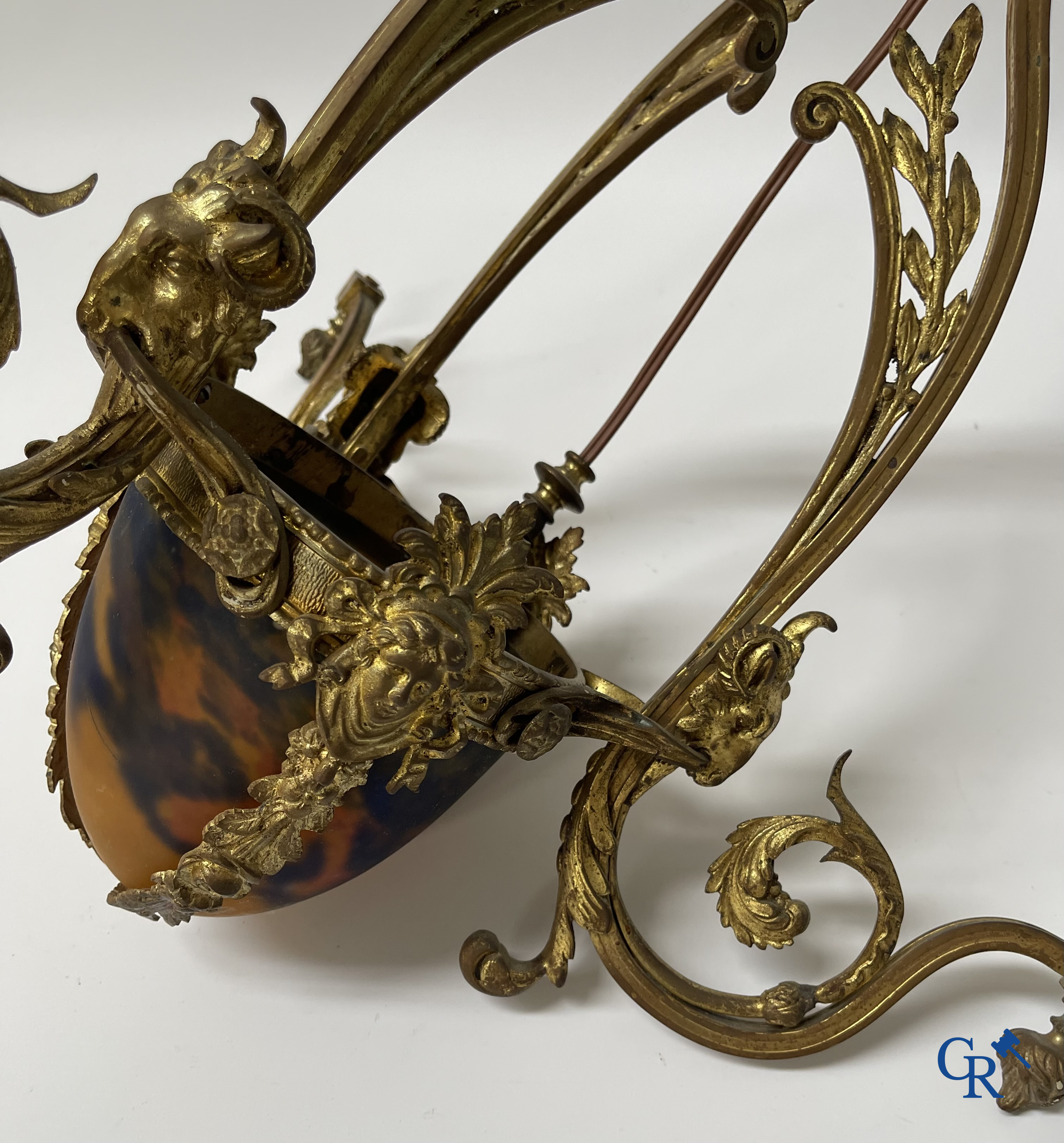 Un grand lot de brocante, y compris Royal Dux, statues en biscuit, porcelaine, globes, statues en régule, lampe de table, lustre, etc.