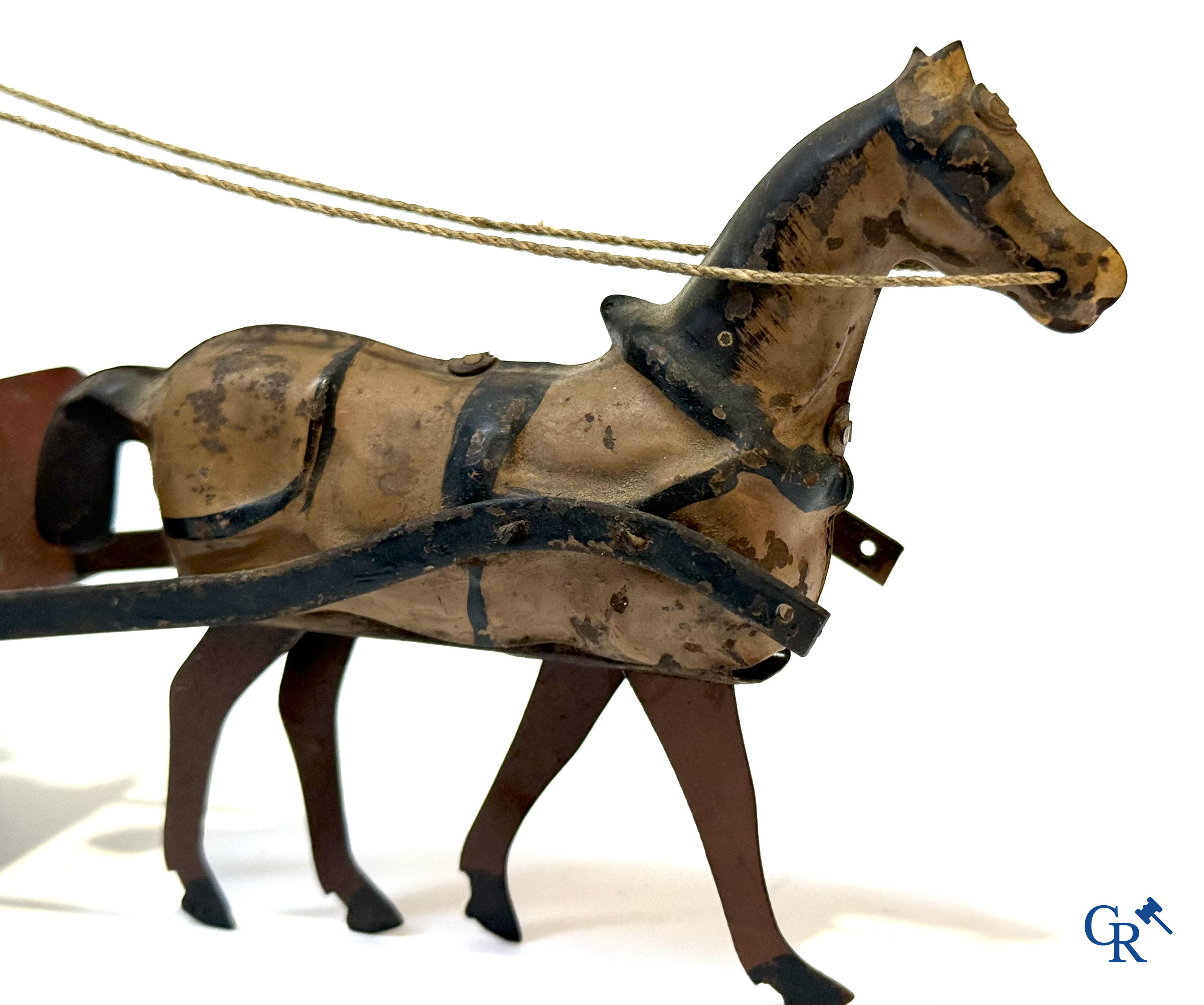 Fernand Martin, mechanisch speelgoed, zeldzame koets met paard, beschilderd blik. Gemerkt F.M. France Paris. Circa 1905.