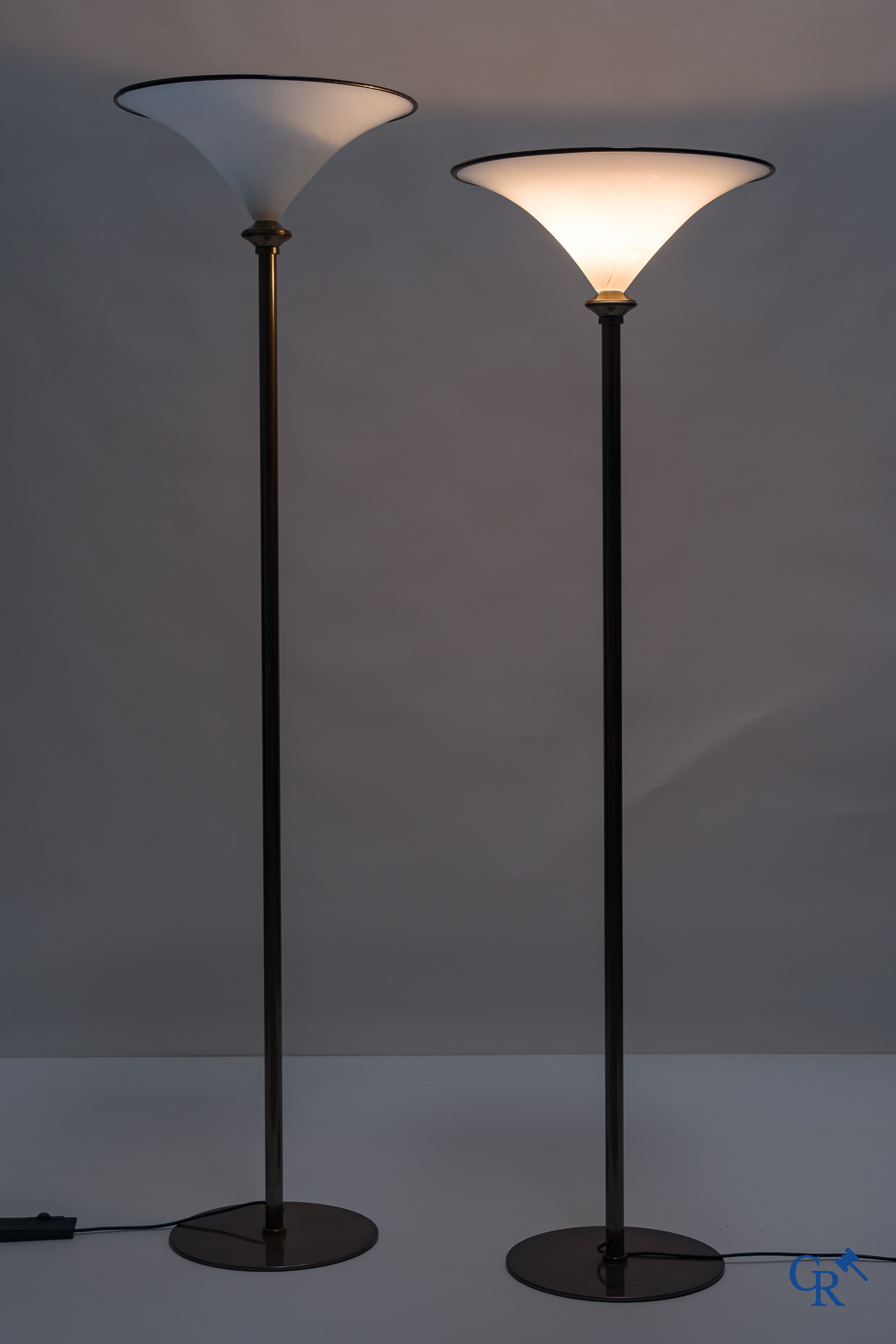 Barovier & Toso, Murano Venezia, 2 large floor lamps in Murano glass on a bronzed finished base. Italian work circa 1980.