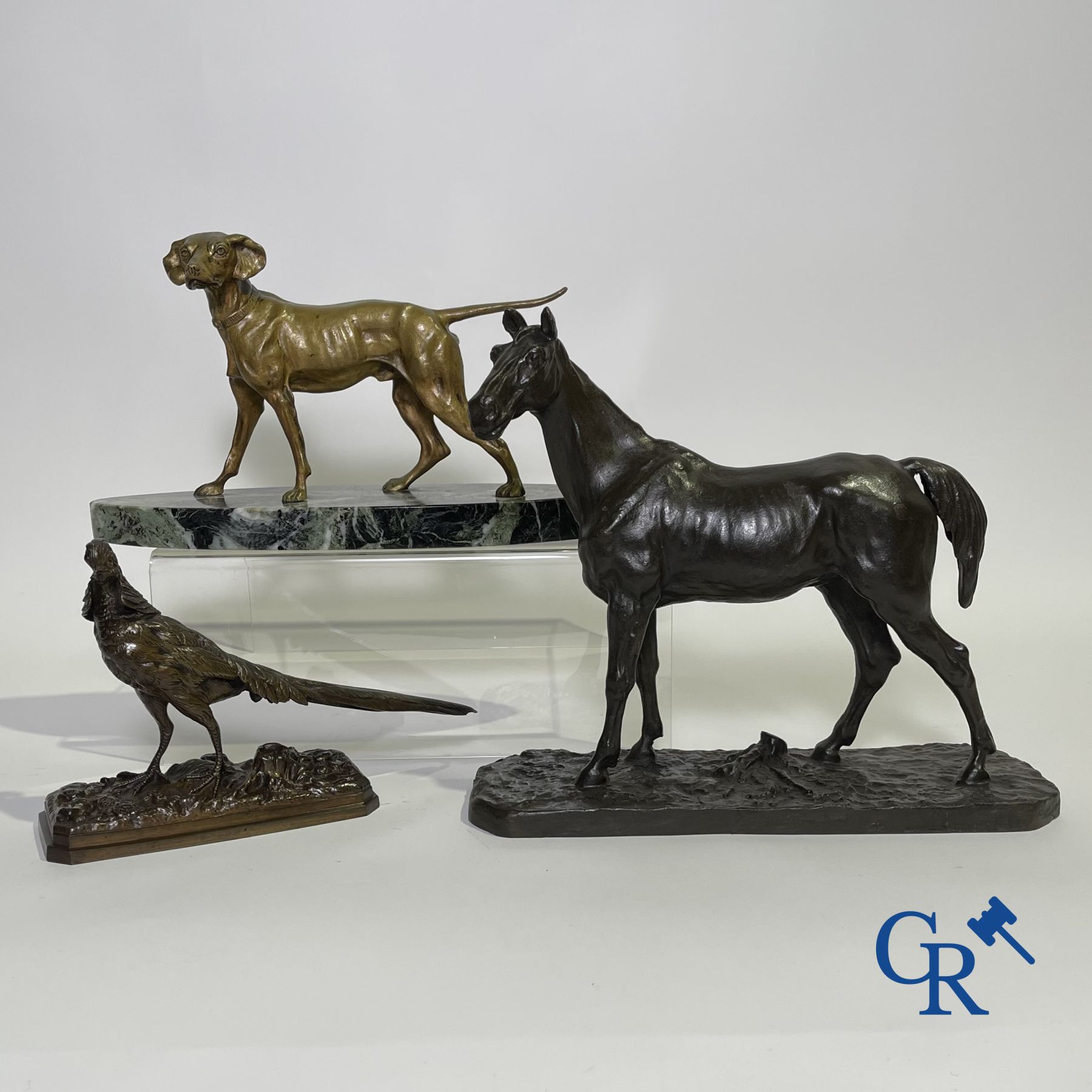 Un lot de 2 bronzes de chasse et un cheval en métal (fonte).