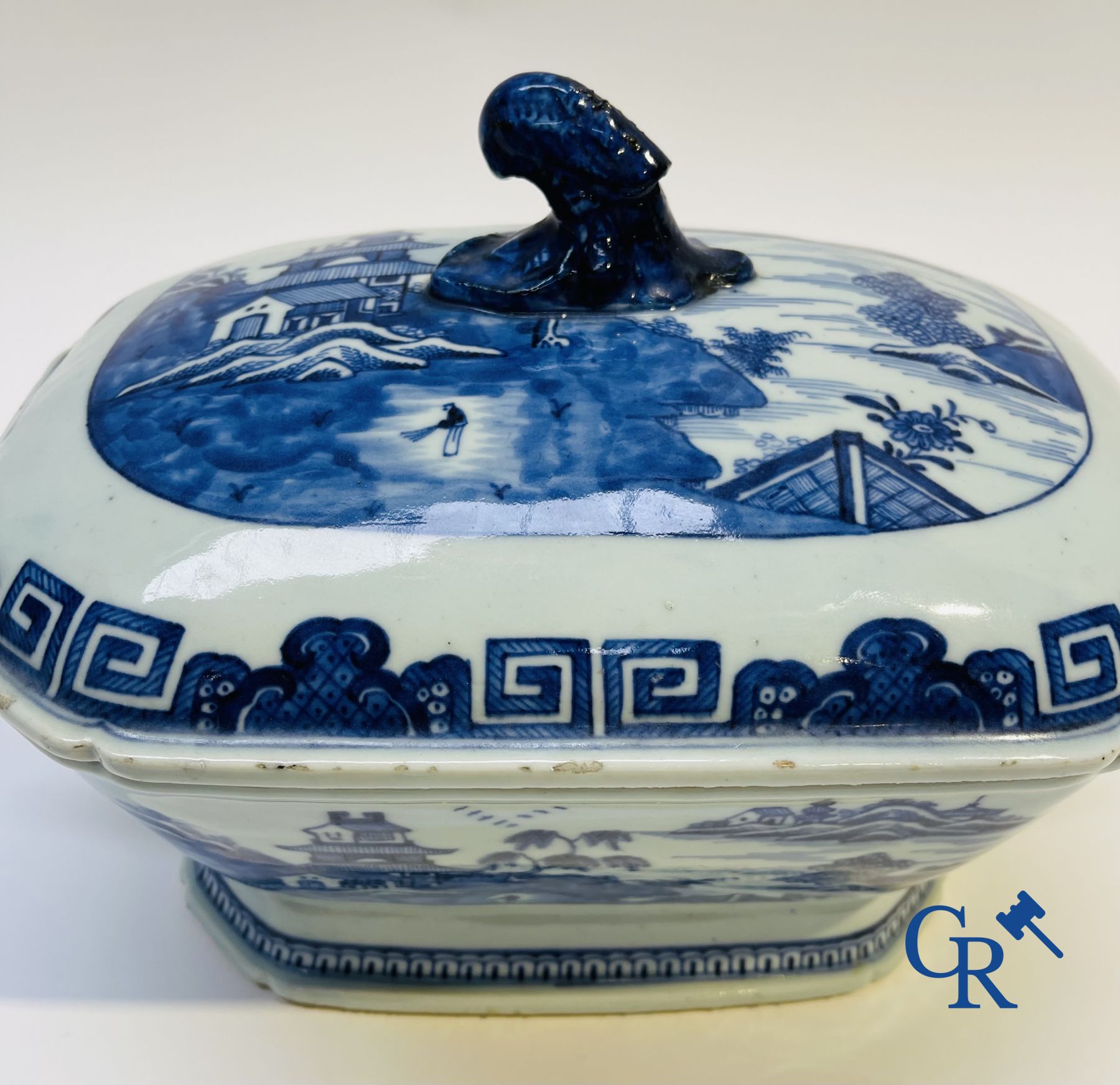 Chinese Porcelain: 2 tureens and a saucer in Chinese porcelain.