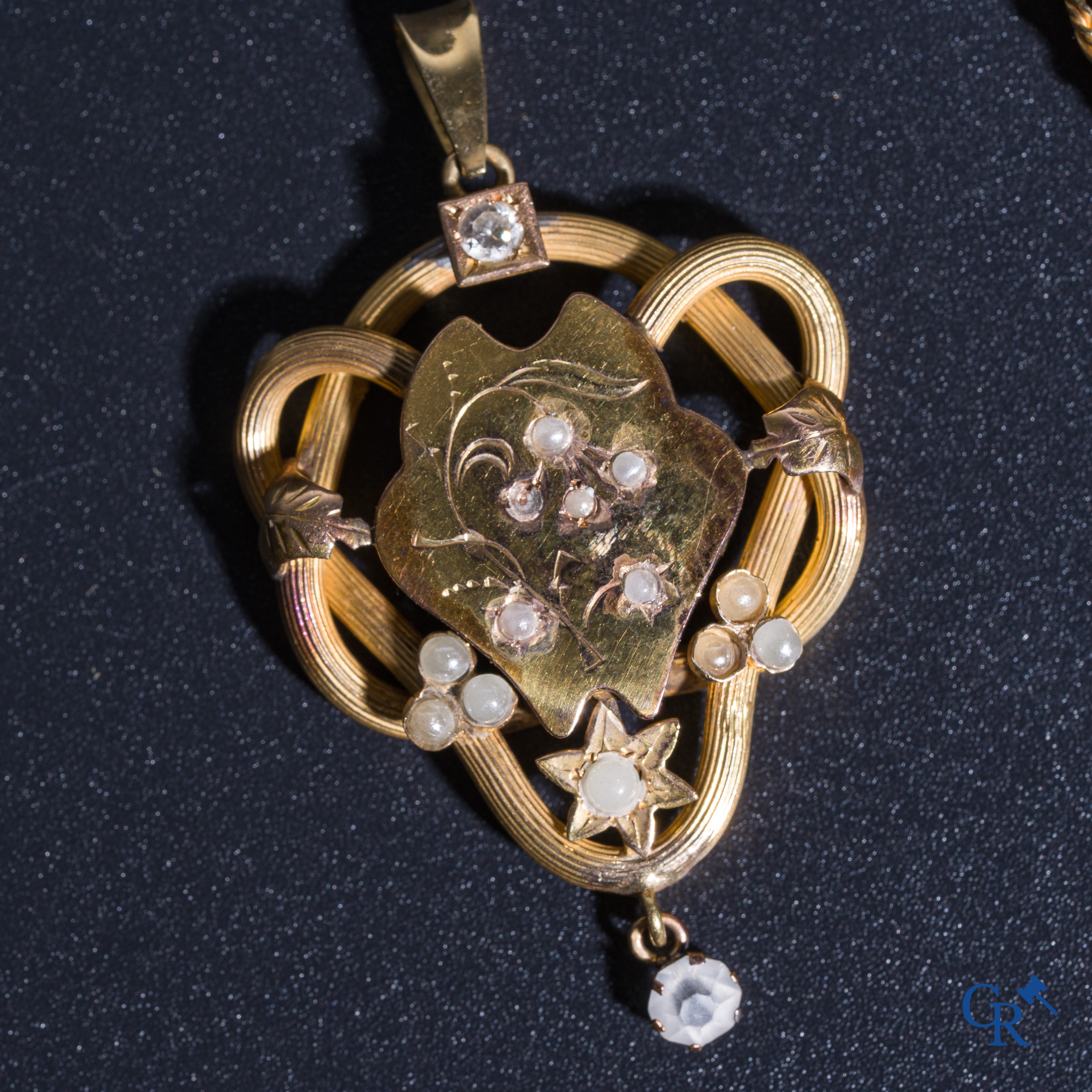 Jewellery: A lot of a brooch with cameo and 2 pendants in yellow gold 18K (750°/00).