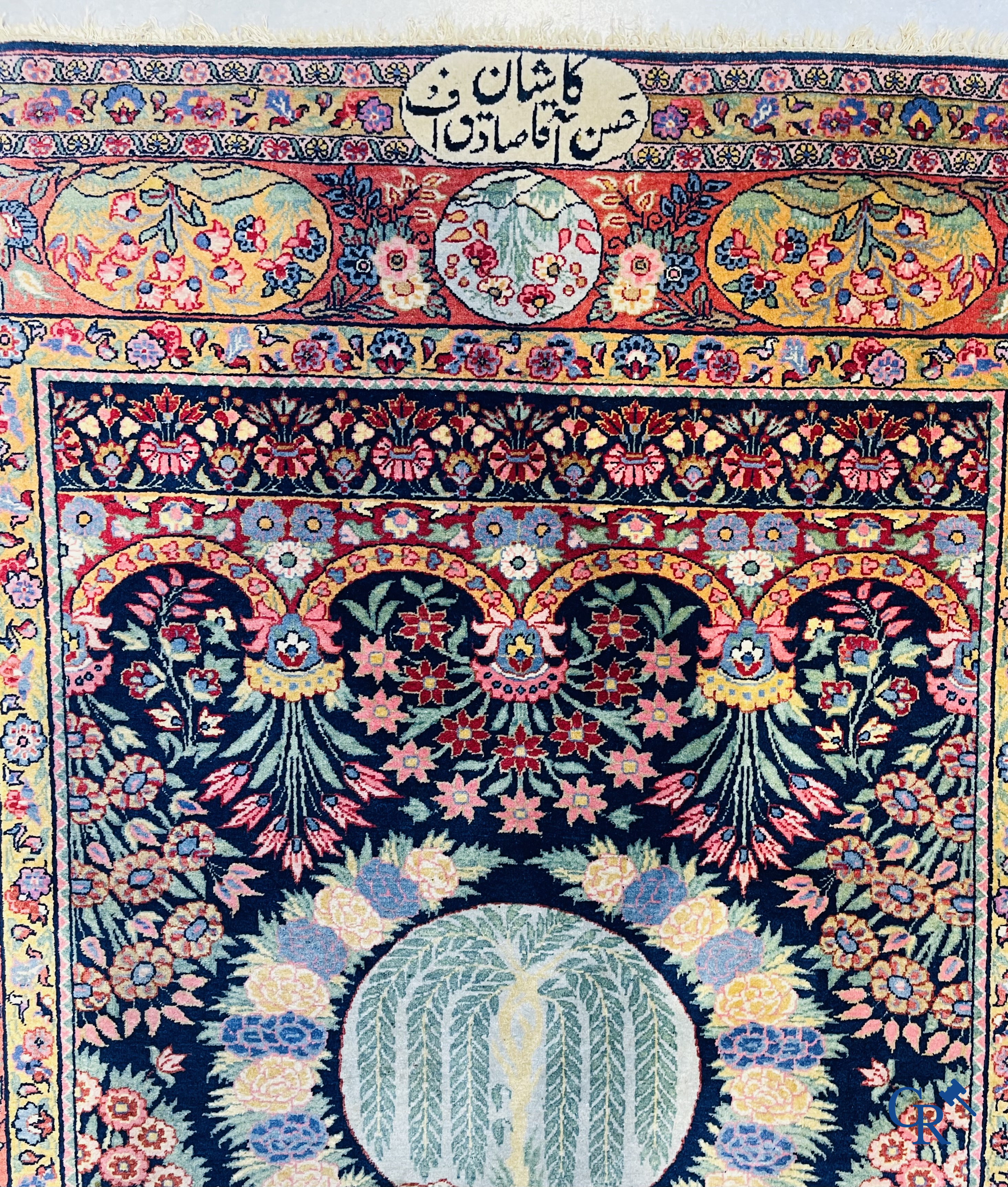 Tapis orientaux: Un tapis oriental finement noué avec un décor floral. Signé.