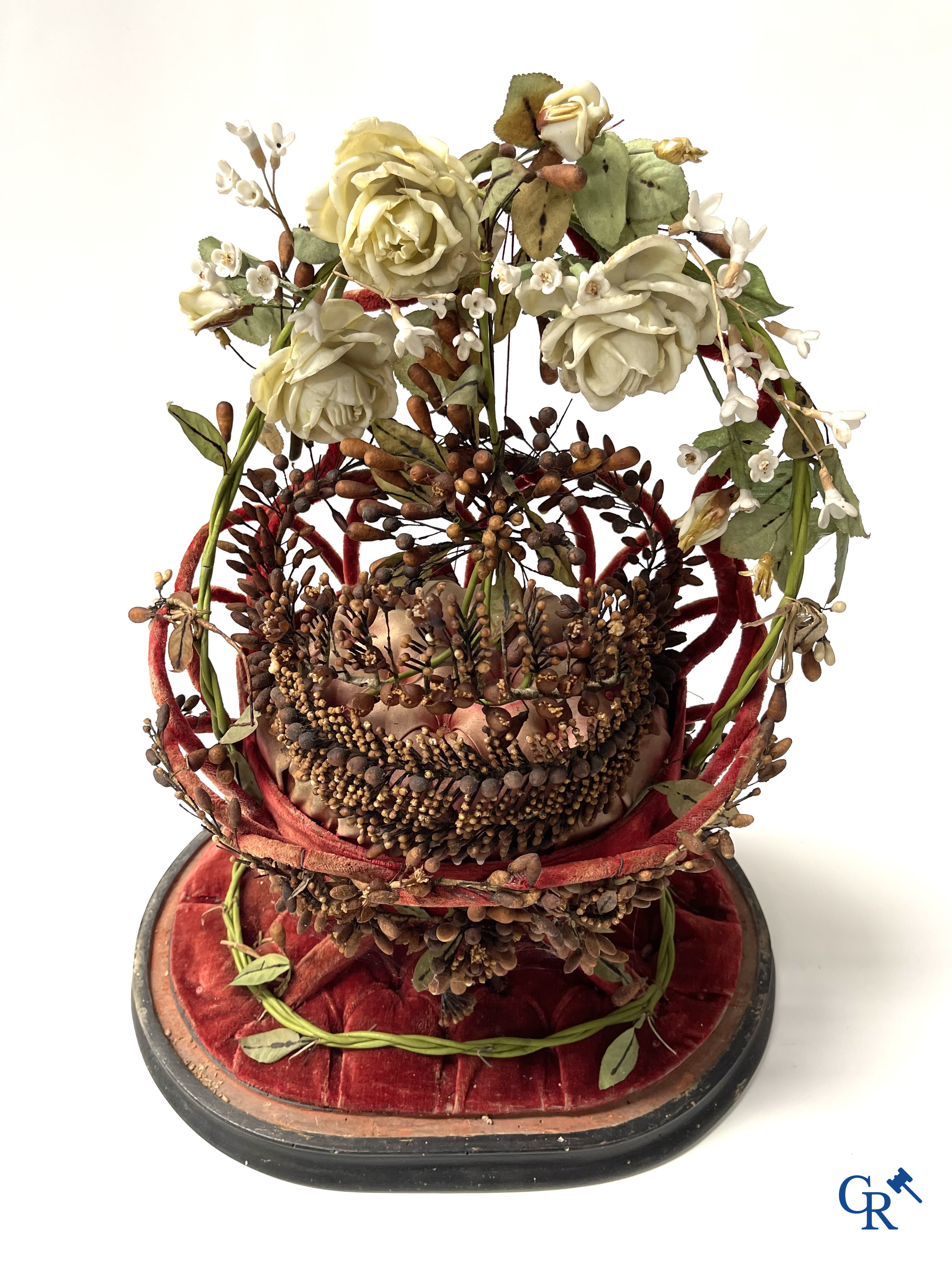 2 globes en verre avec un bouquet de mariage en forme de panier, décorés de fleurs en porcelaine fine. Vers 1900.