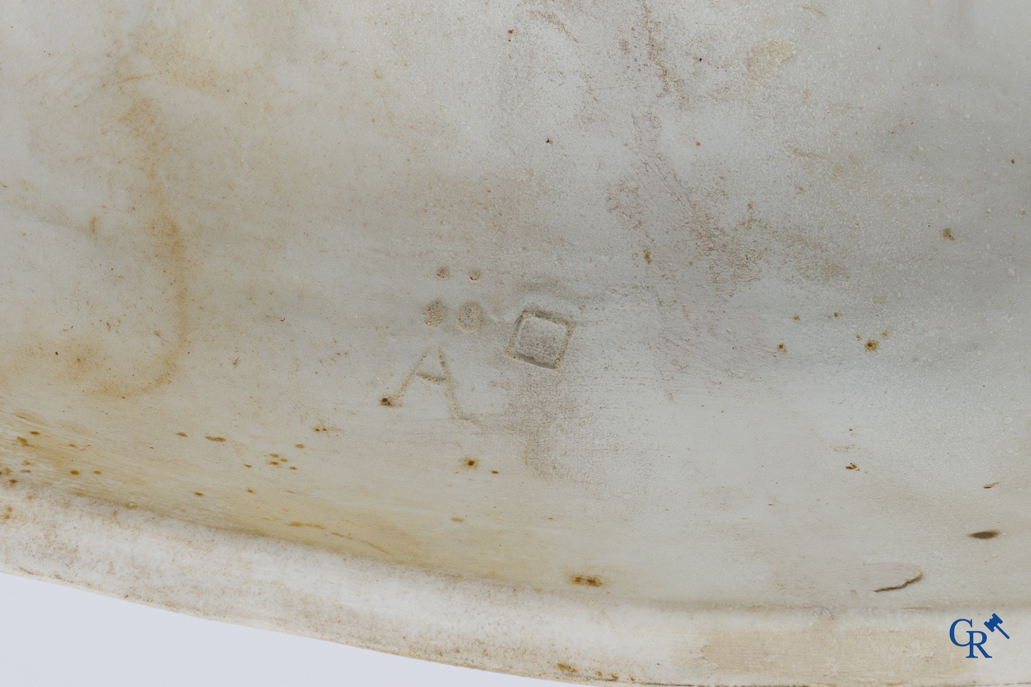 Louis-Simon Boizot "Minerve protégeant l'Etude et foudroyant la Paresse." Witte biscuit van Niderviller. Eind 18e eeuw.