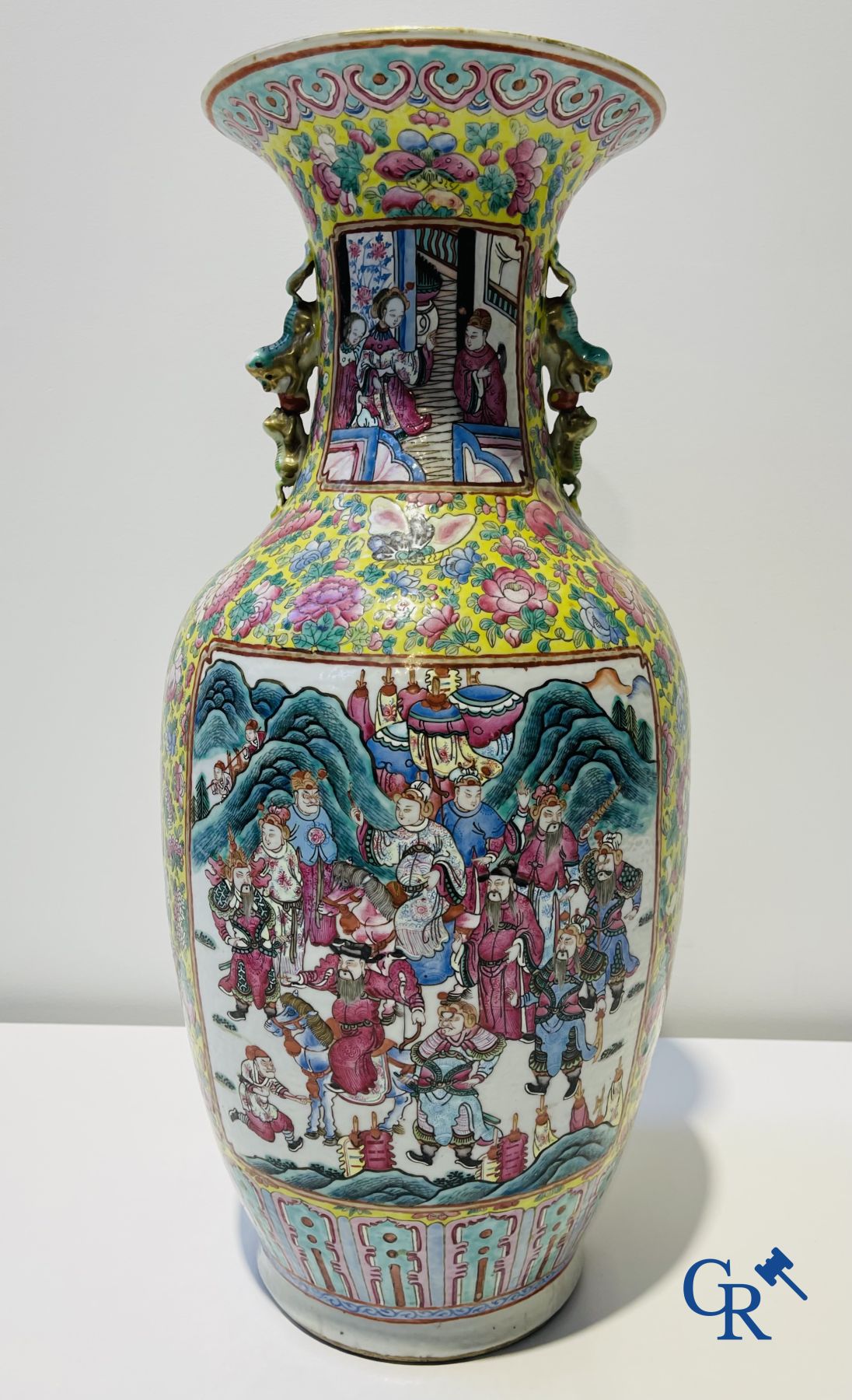 Art asiatique : Une paire de vases chinoise famille rose sur fond jaune avec des scènes de cour. XIXe siècle.