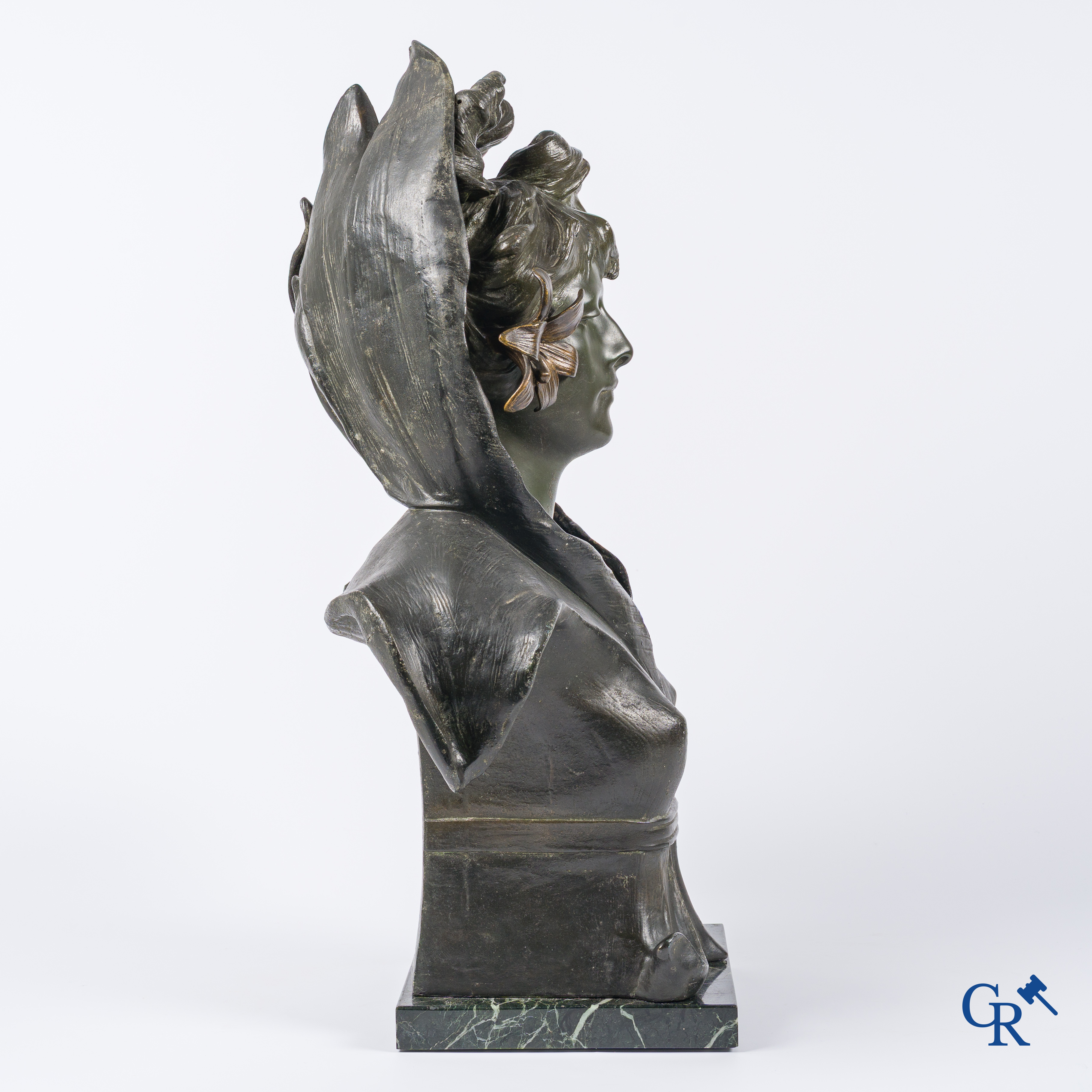 Antoine Joseph Van Den Kerckhove. Buste van Sarah Bernhardt in gepatineerd brons en metaal.