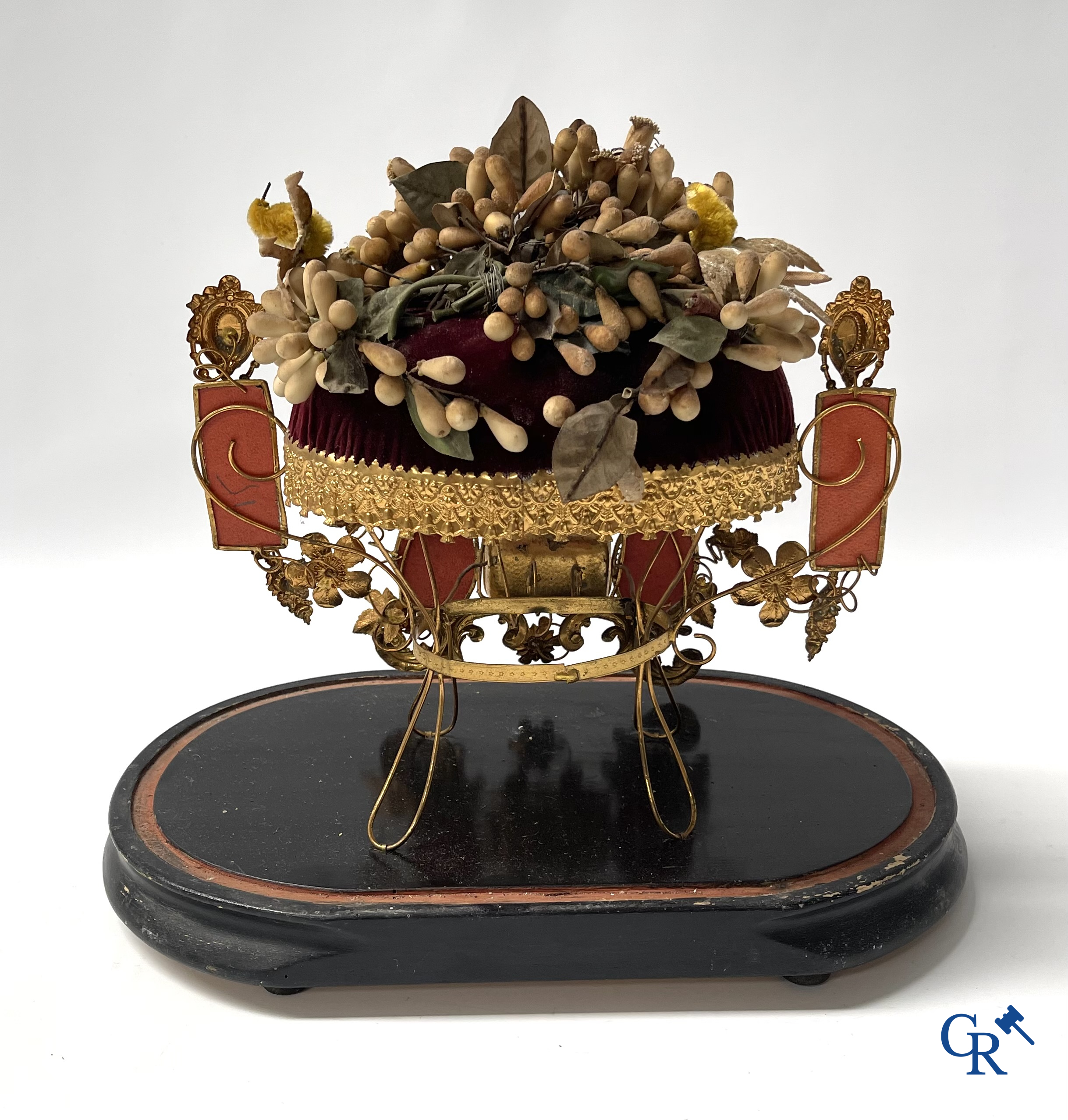 Beautiful globe with bridal bouquet and integrated jewellery box. Mirrors and gold-plated brass. Circa 1900.