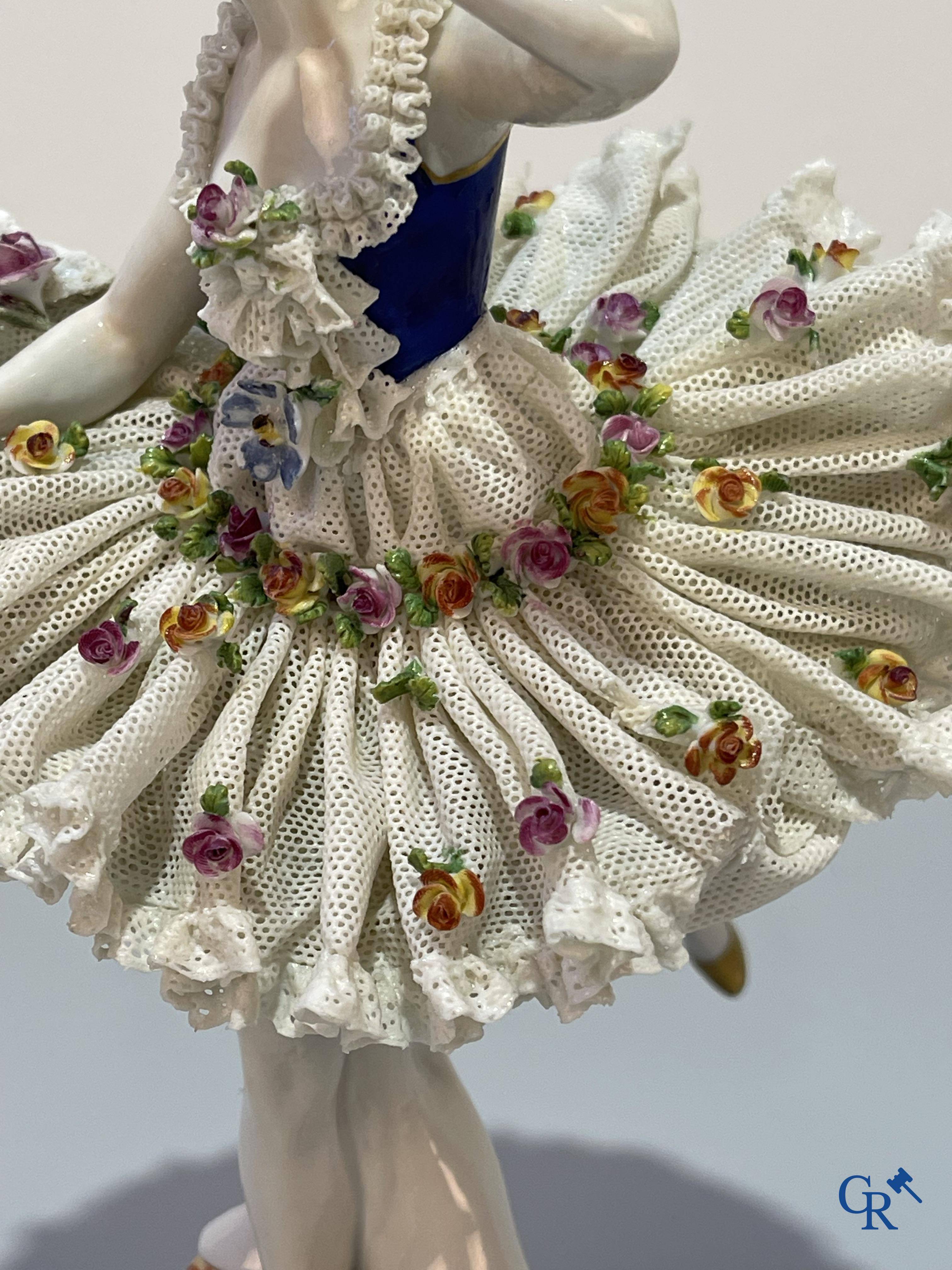 Europees porselein, Ludwigsburg, een danseres in fijn gedecoreerd Duits lace porcelain.