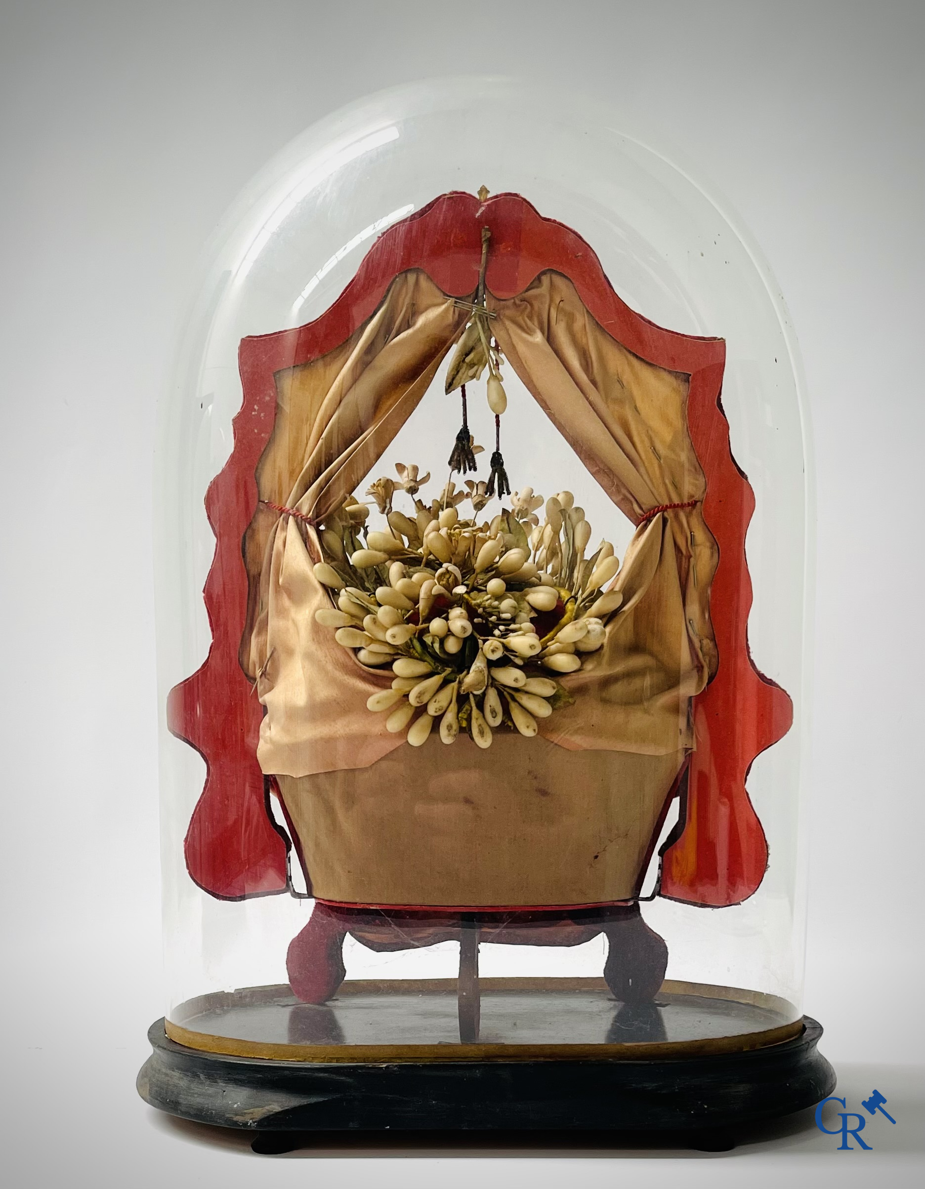 2 globes en verre avec un bouquet de mariage sur une base ornée d'ornements en laiton doré. vers 1900.