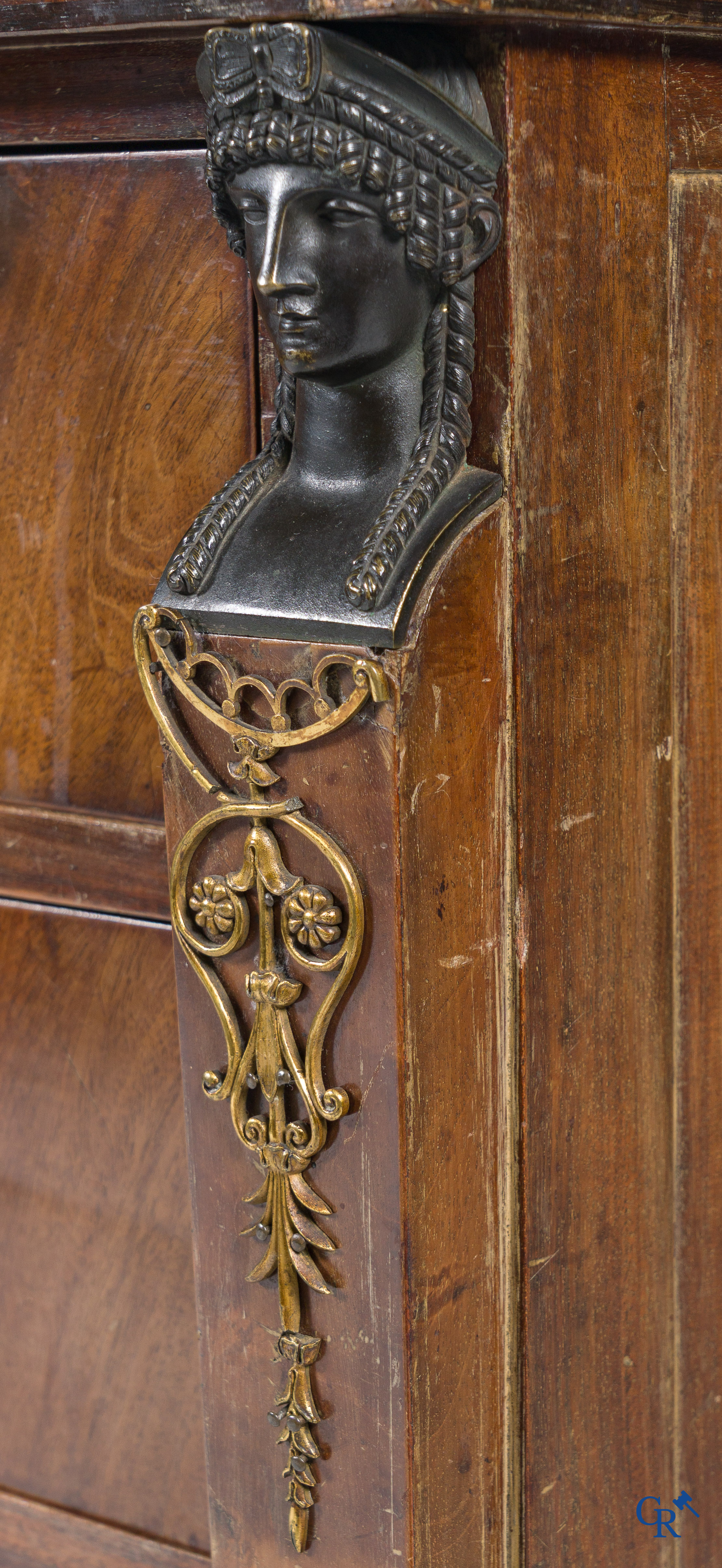 Chapuis, een mahonie houten herenkaptafel en dames toilettafel met geciseleerde bronzen. Empire, circa 1810.