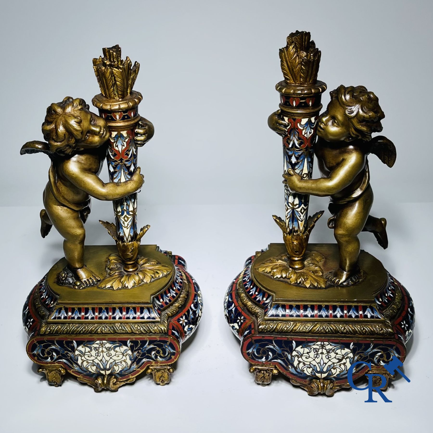 Bronzes/Sculptures: Paire d'objets décoratifs en bronze et émaux champlevés.