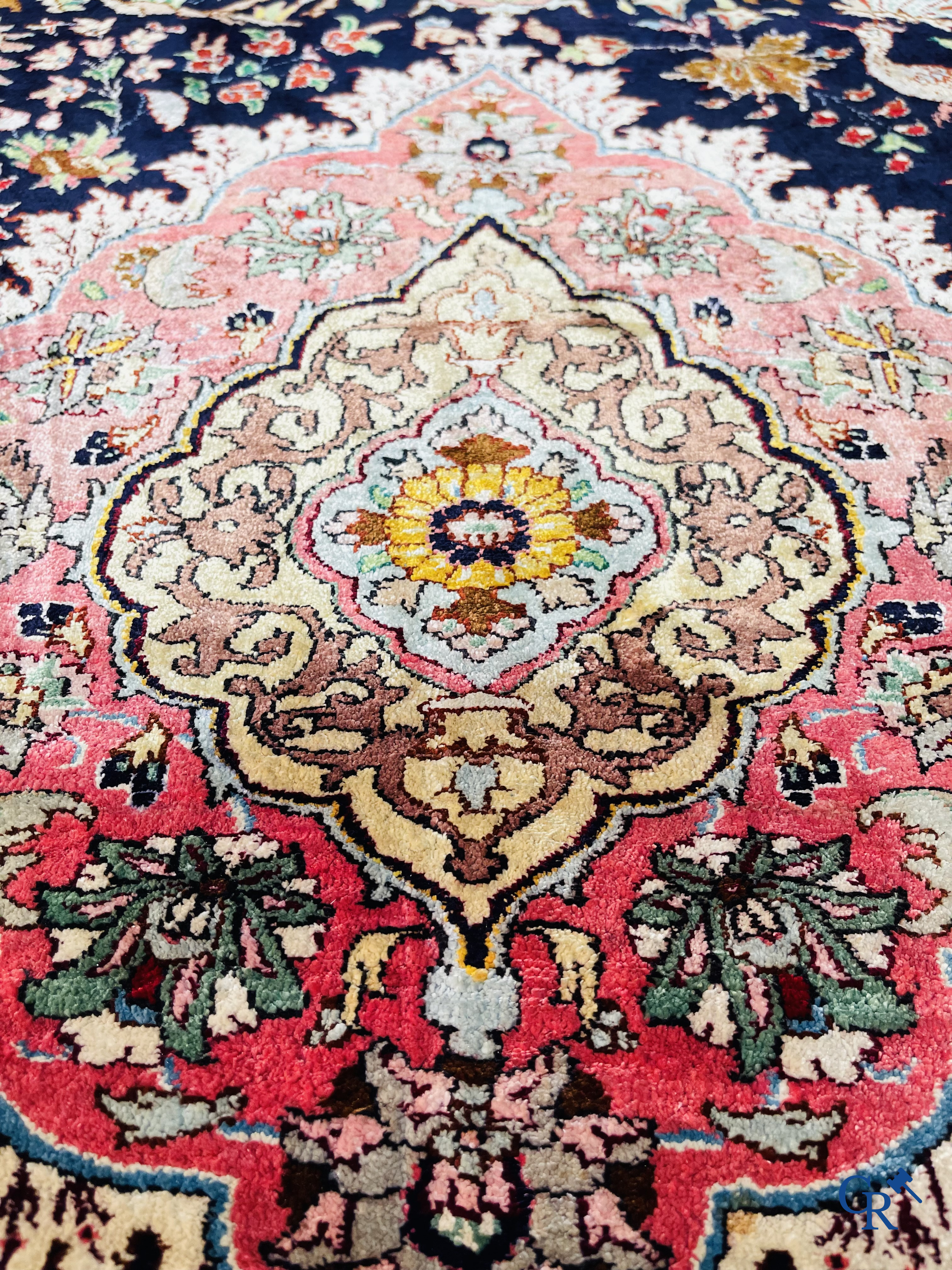 Tapis d'Orient: Tabriz, un tapis en soie finement noué à la main avec des animaux et des oiseaux dans un décor floral.