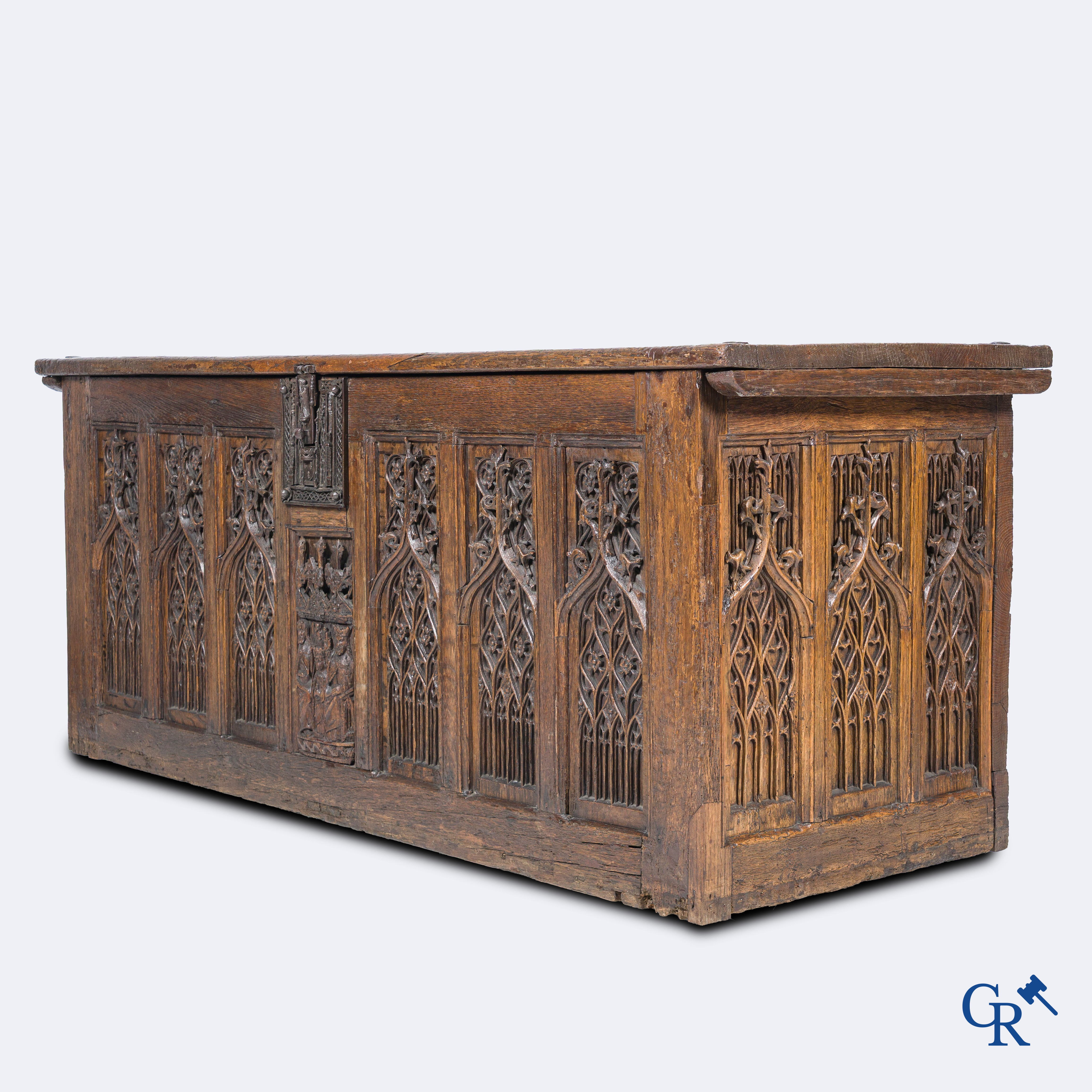 Gotiek. Een Gotische eikenhouten gesculpteerde koffer met zijn slotwerk in smeedijzer. 2de helft 15e eeuw.