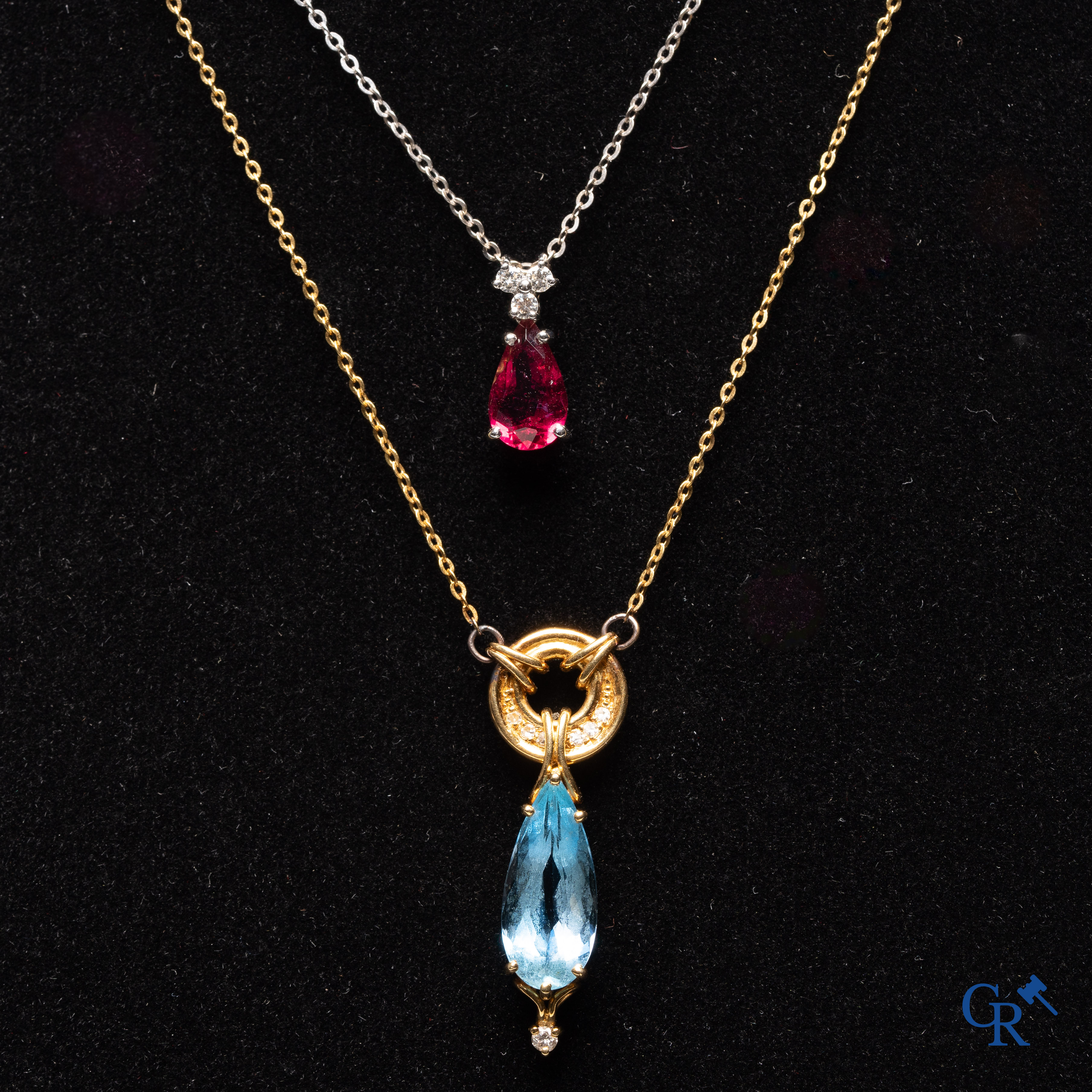 Jewellery: 2 necklaces in white- and yellow gold 18kt (750°/00) with an aquamerine and a ruby.