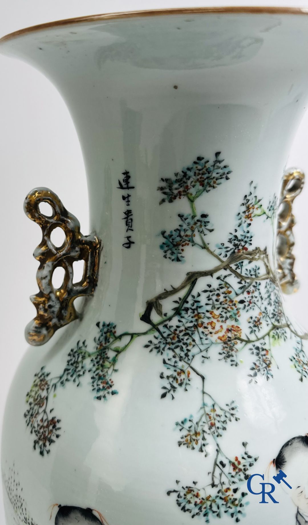 Porcelaine Chinoise: Vase Chinois à décor de 7 enfants jouant dans un jardin.