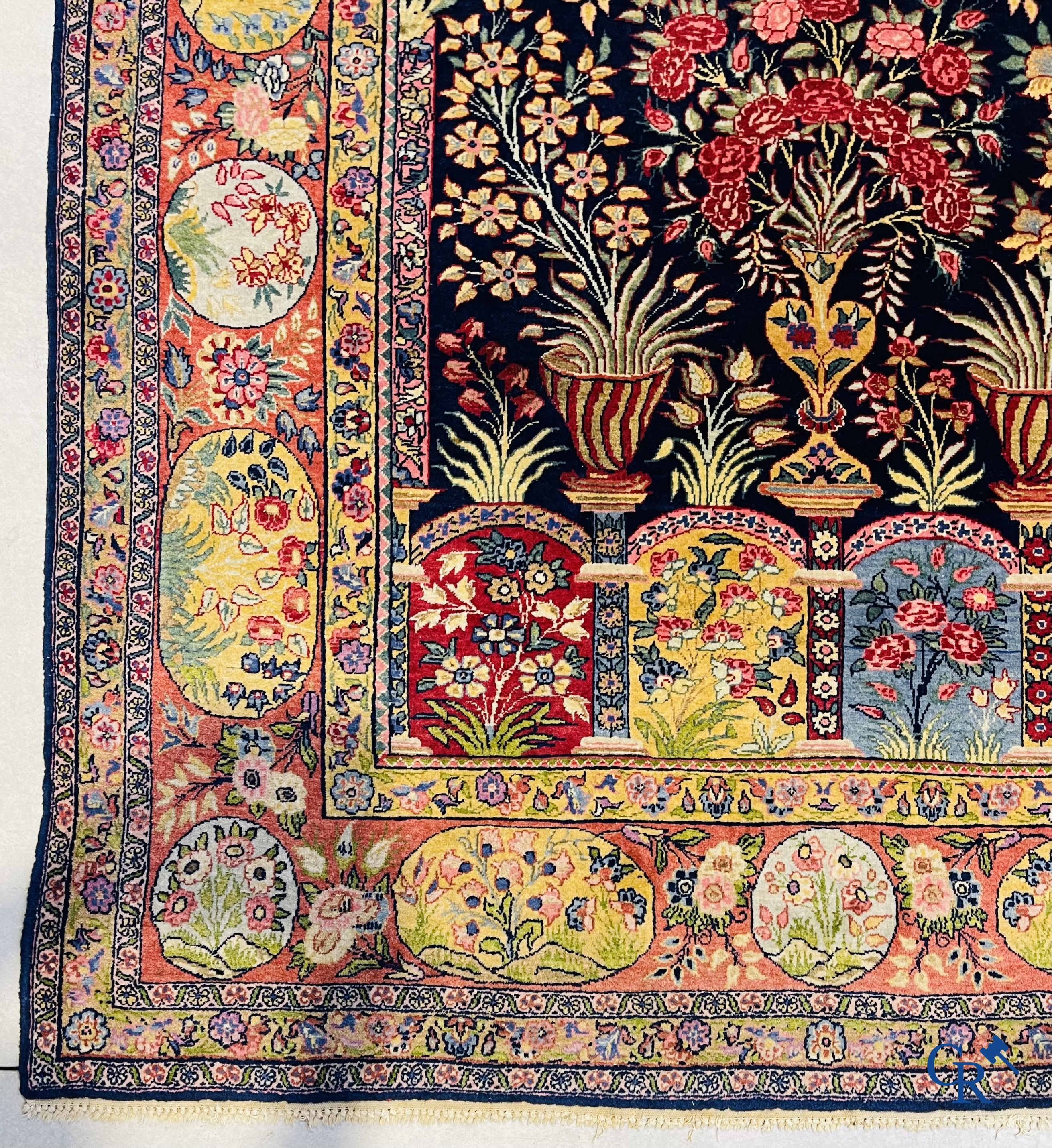 Tapis orientaux: Un tapis oriental finement noué avec un décor floral. Signé.