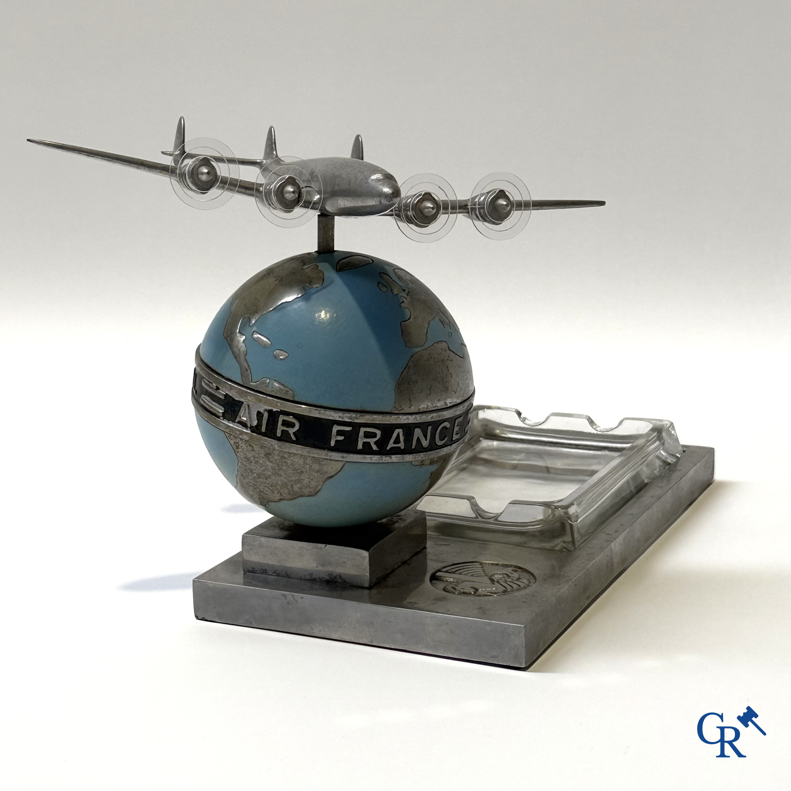 Air France: Réseau Aérien Mondial. Publiciteits asbak in metaal voor luchtvaartmaatschappij Air France.