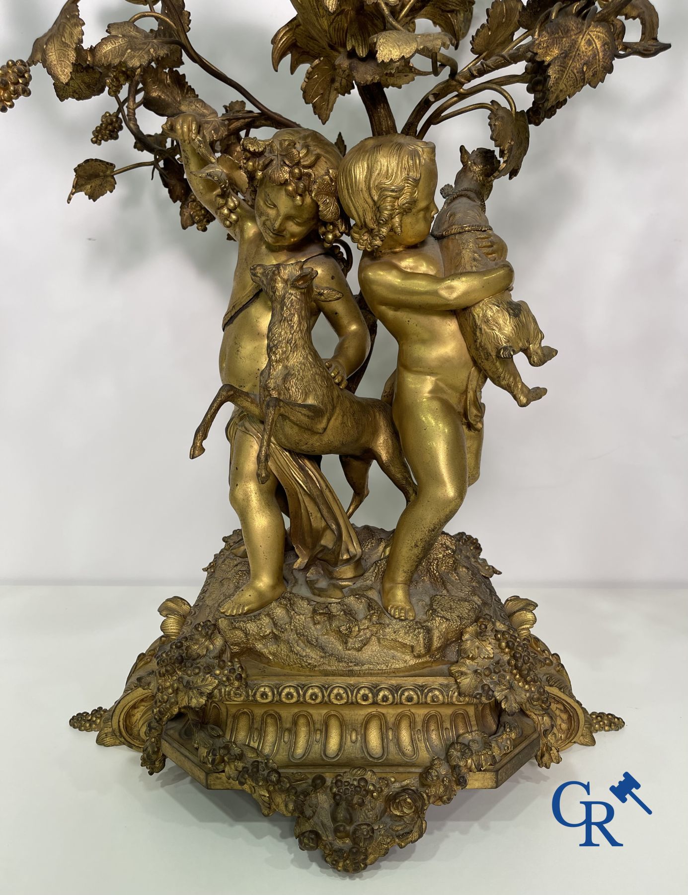 Important paire de chandeliers en bronze doré avec putti, style LXVI. Epoque Napoléon III.