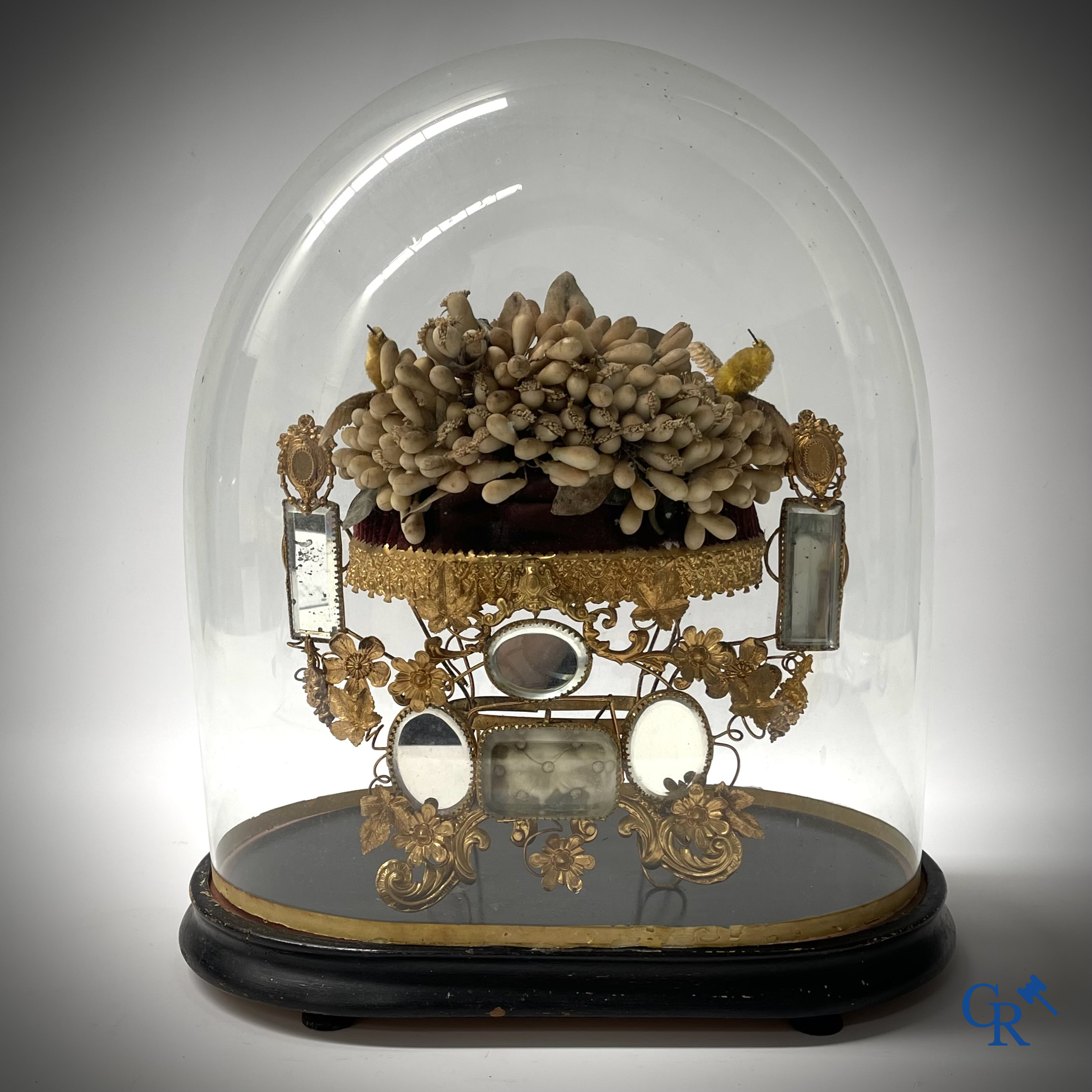 Beautiful globe with bridal bouquet and integrated jewellery box. Mirrors and gold-plated brass. Circa 1900.