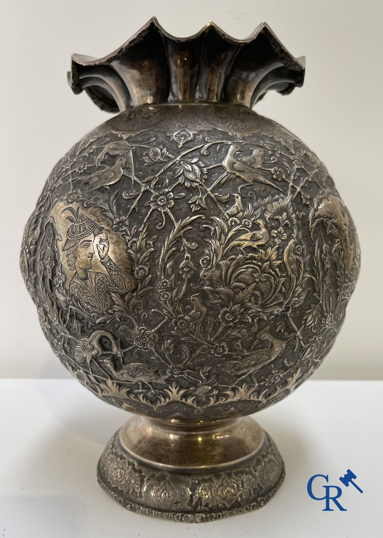 Argent: Vase en argent (Iran?) présentant un fin décor d'oiseaux dans une scène florale, d'animaux de la forêt et de personnages.