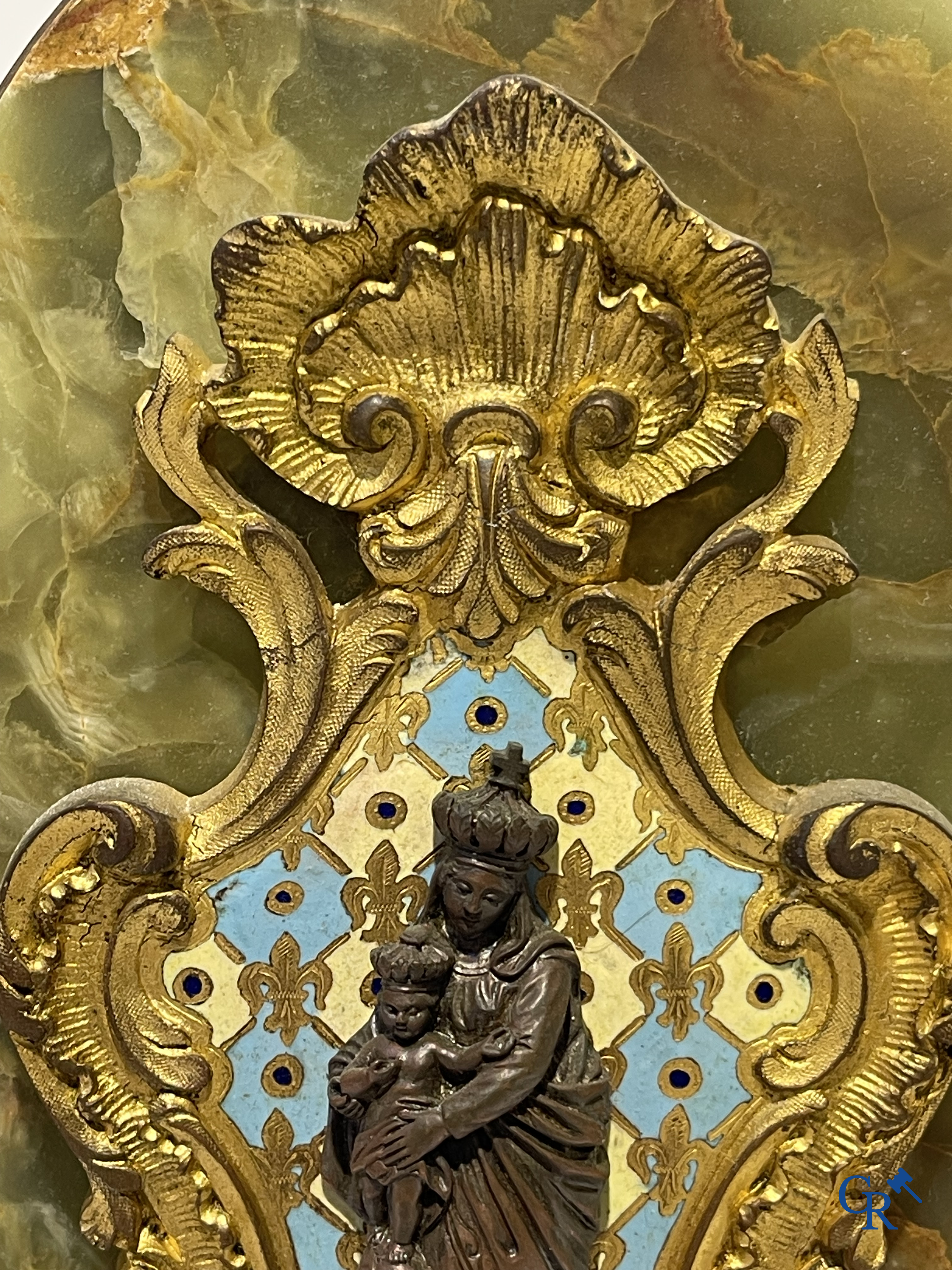 Objets religieux, 2 benitiers en bronze et cloisonné et une statue en albâtre du cœur sacré. XIXe siècle.