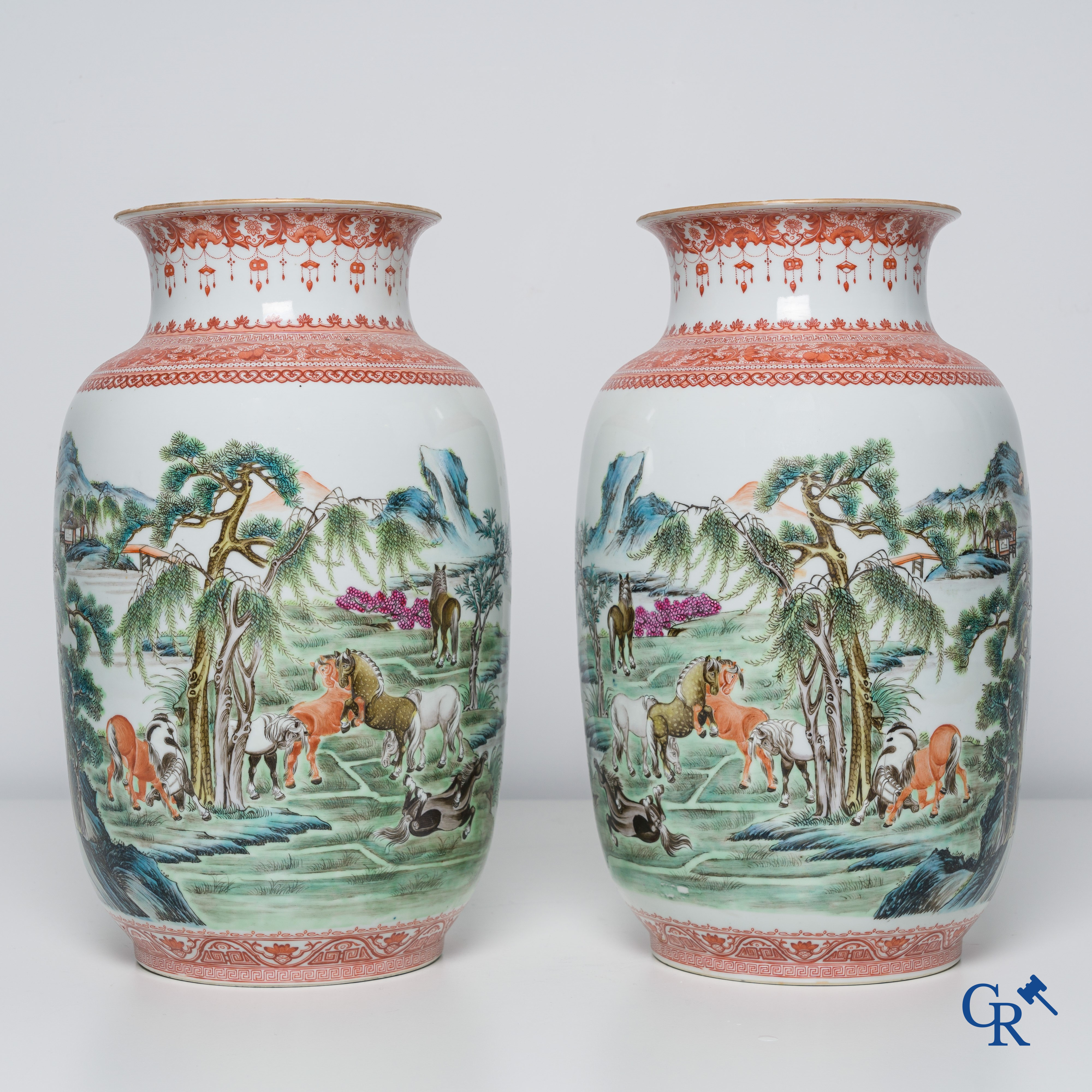 Art Asiatique, porcelaine chinoise. Une paire de vases chinois avec un décor de chevaux et de personnages.