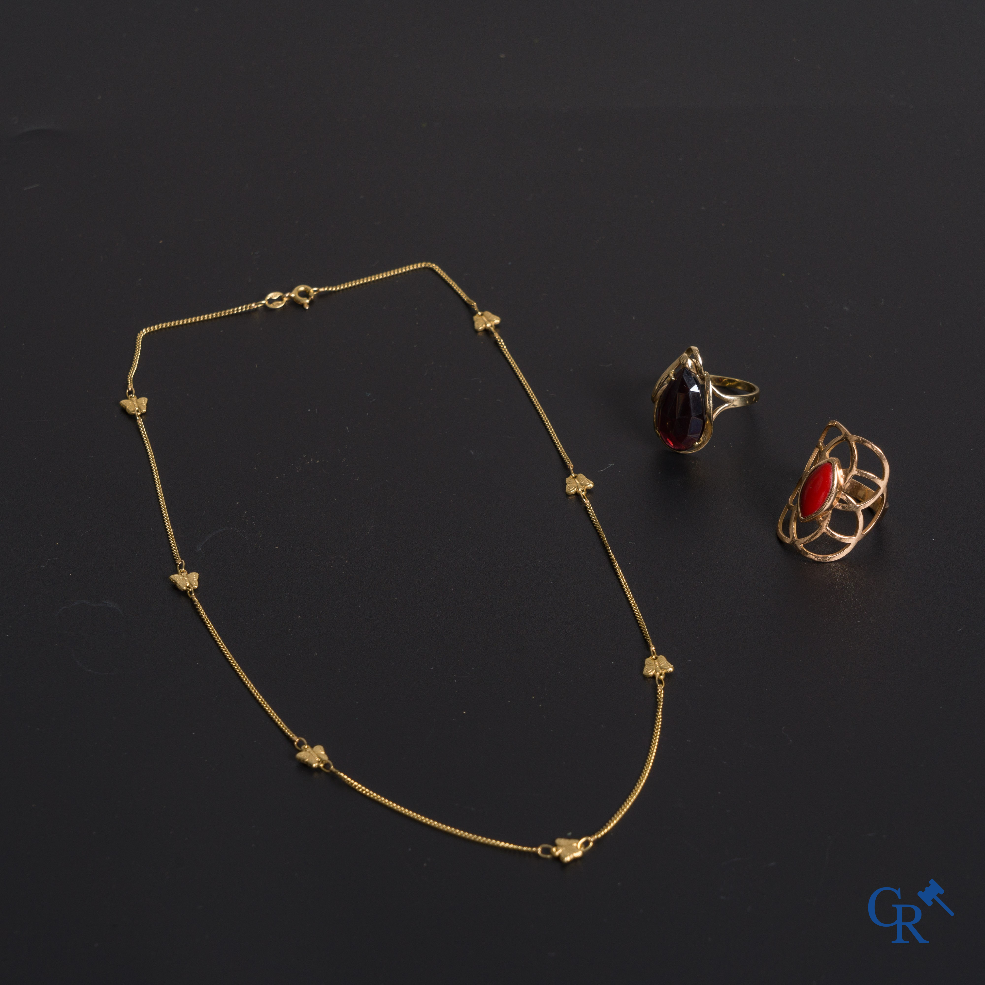 Jewellery: 2 rings and a necklace in gold 18K (750°/00).