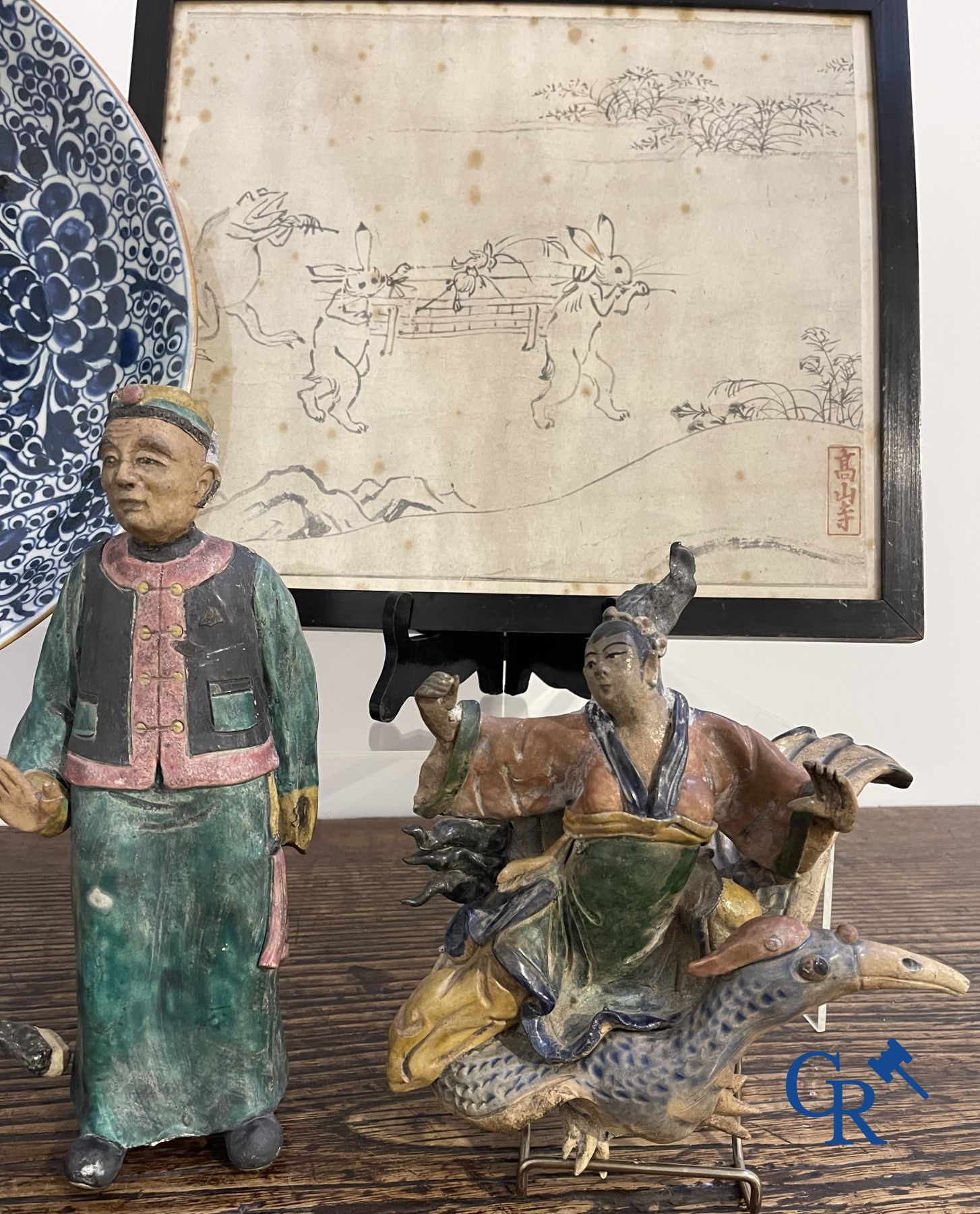 Art Asiatique: Lot avec divers objets en poterie et porcelaine et un dessin à l'encre.