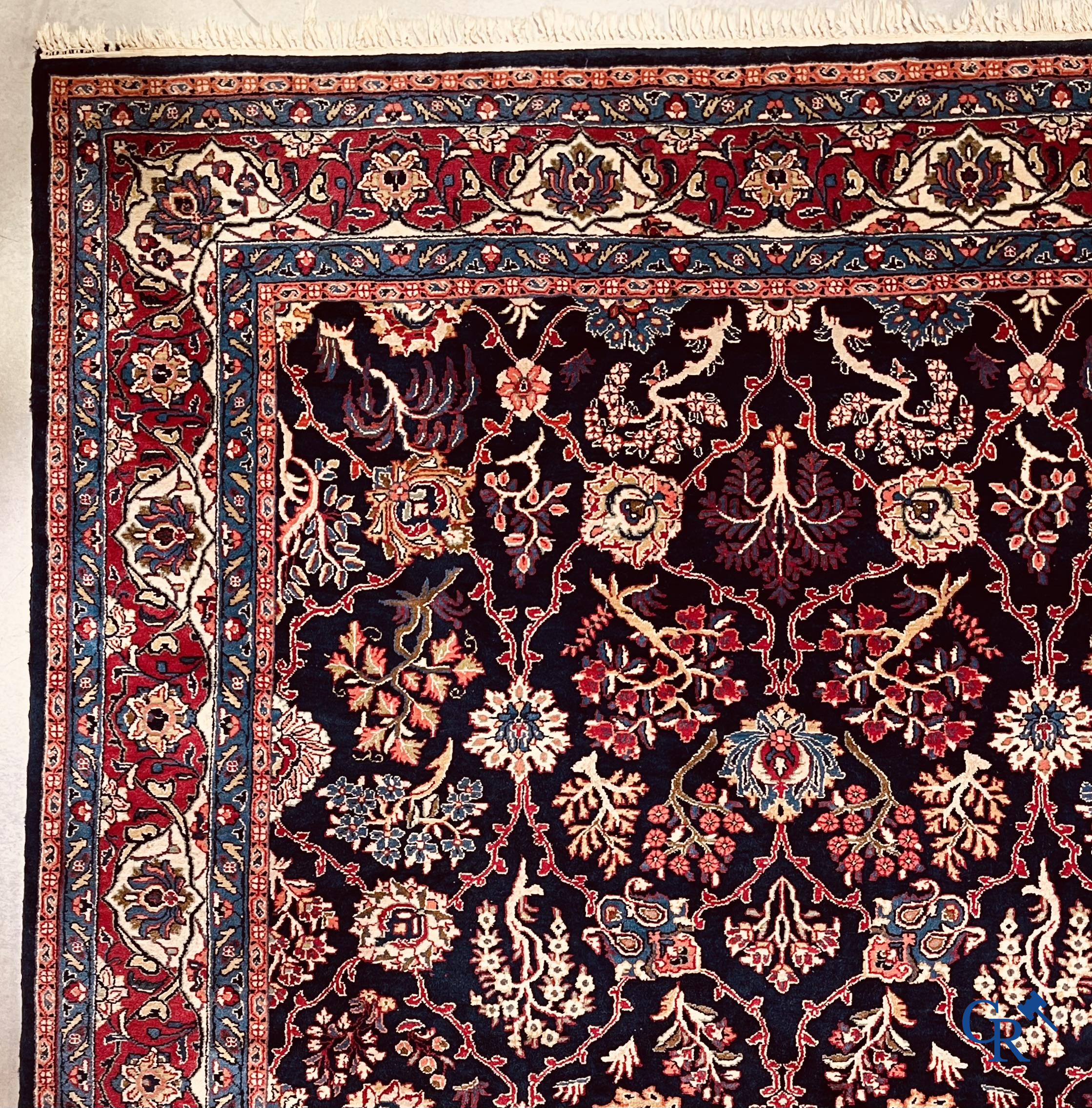 Tapis d'Orient. Iran. Grand tapis persan noué à la main avec un décor floral.