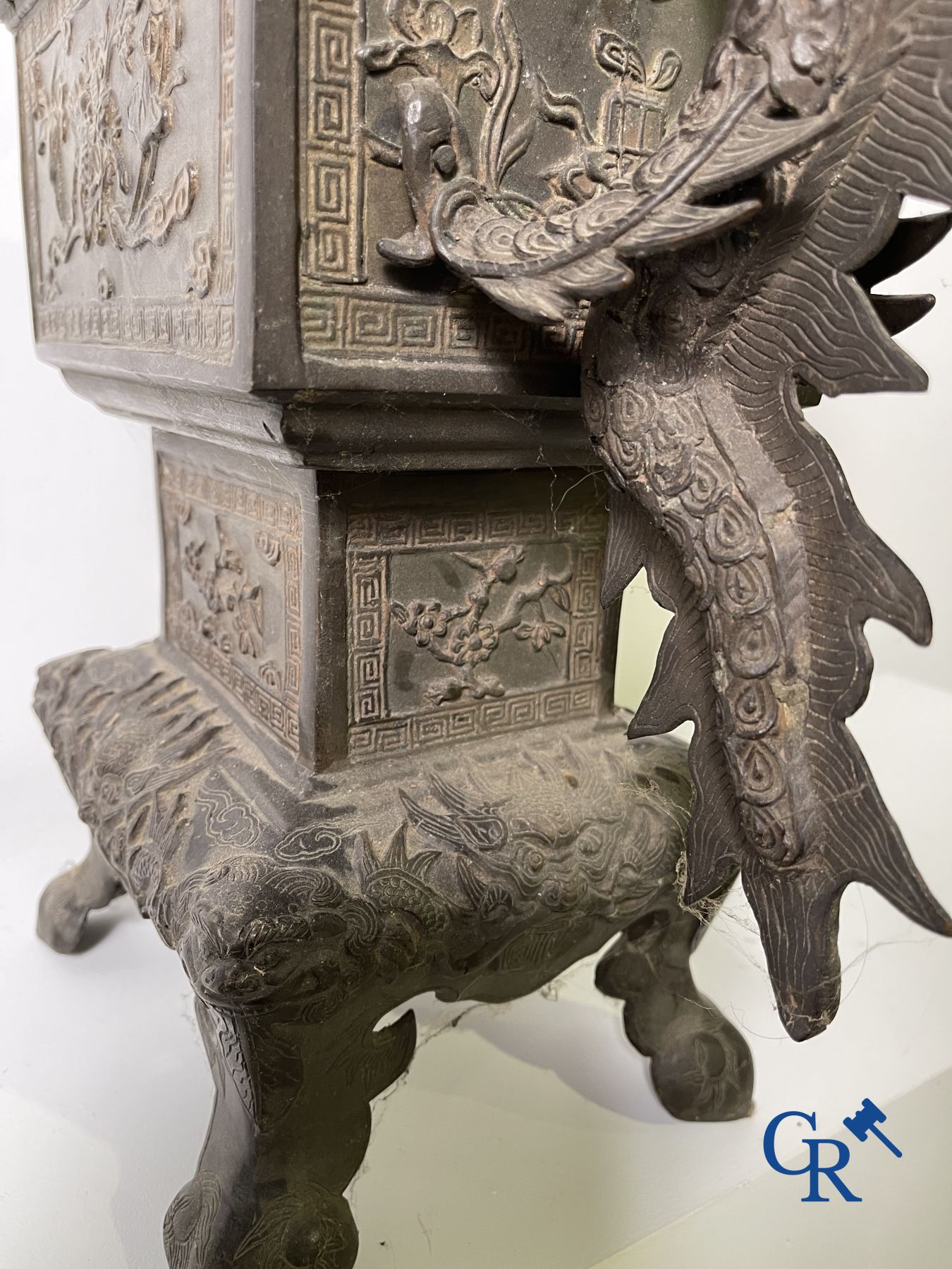 Art Asiatique: Une grande jardinerie chinoise en bronze.