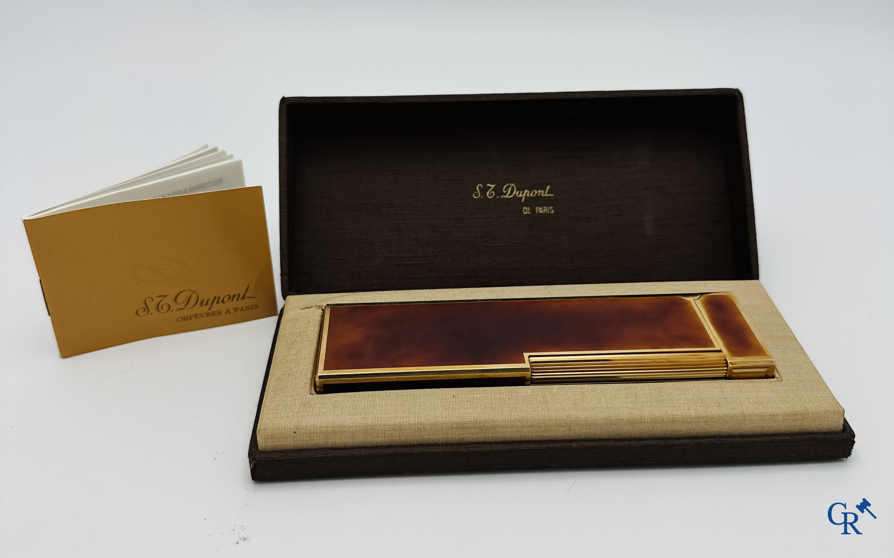 S.T. Dupont Orfèvres à Paris: Large lighter in Japanese lacquer. Signed by the Maker.<br />
In his original pouch.