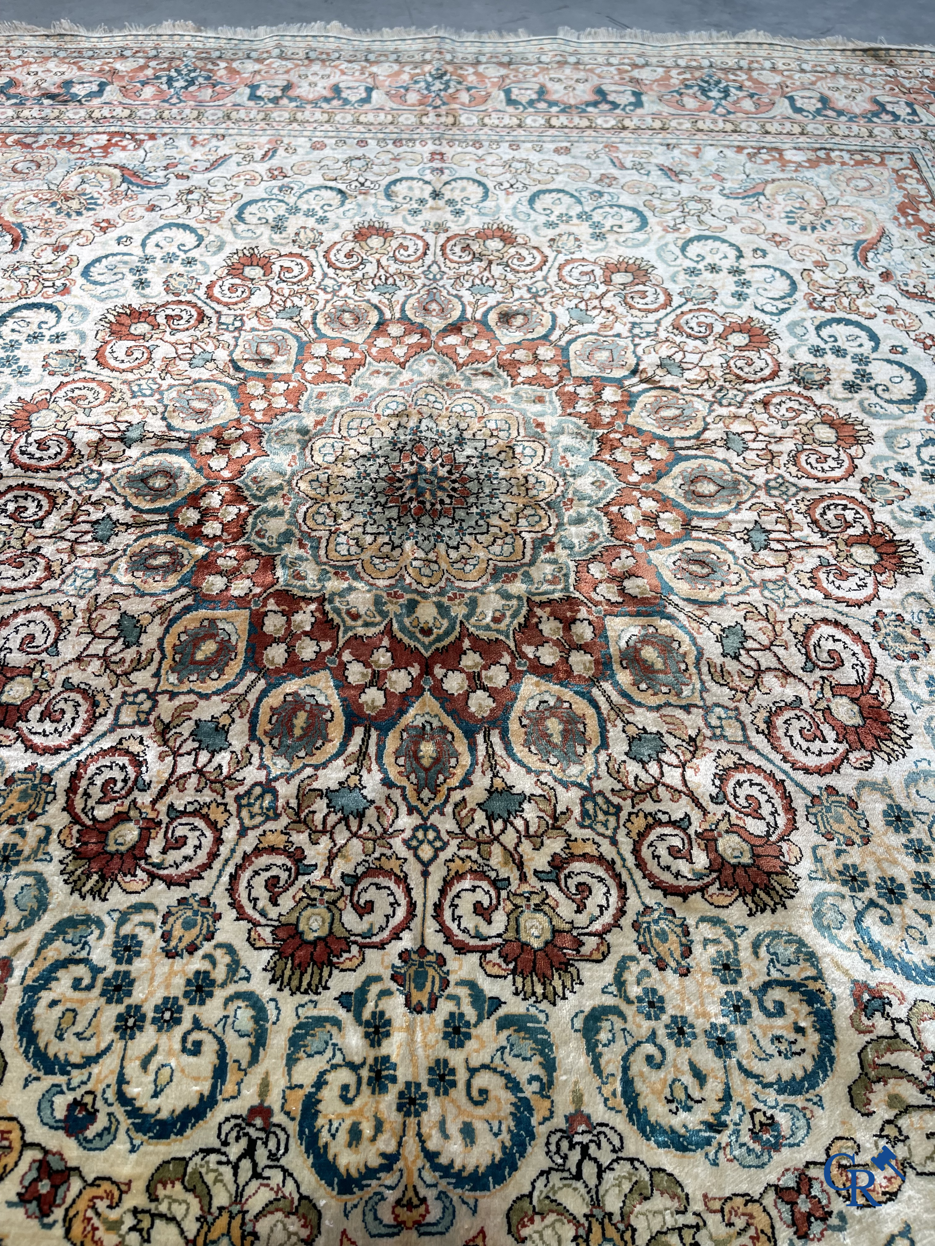 Tapis d'Orient: Hereke, un tapis en soie finement noué au décor floral.